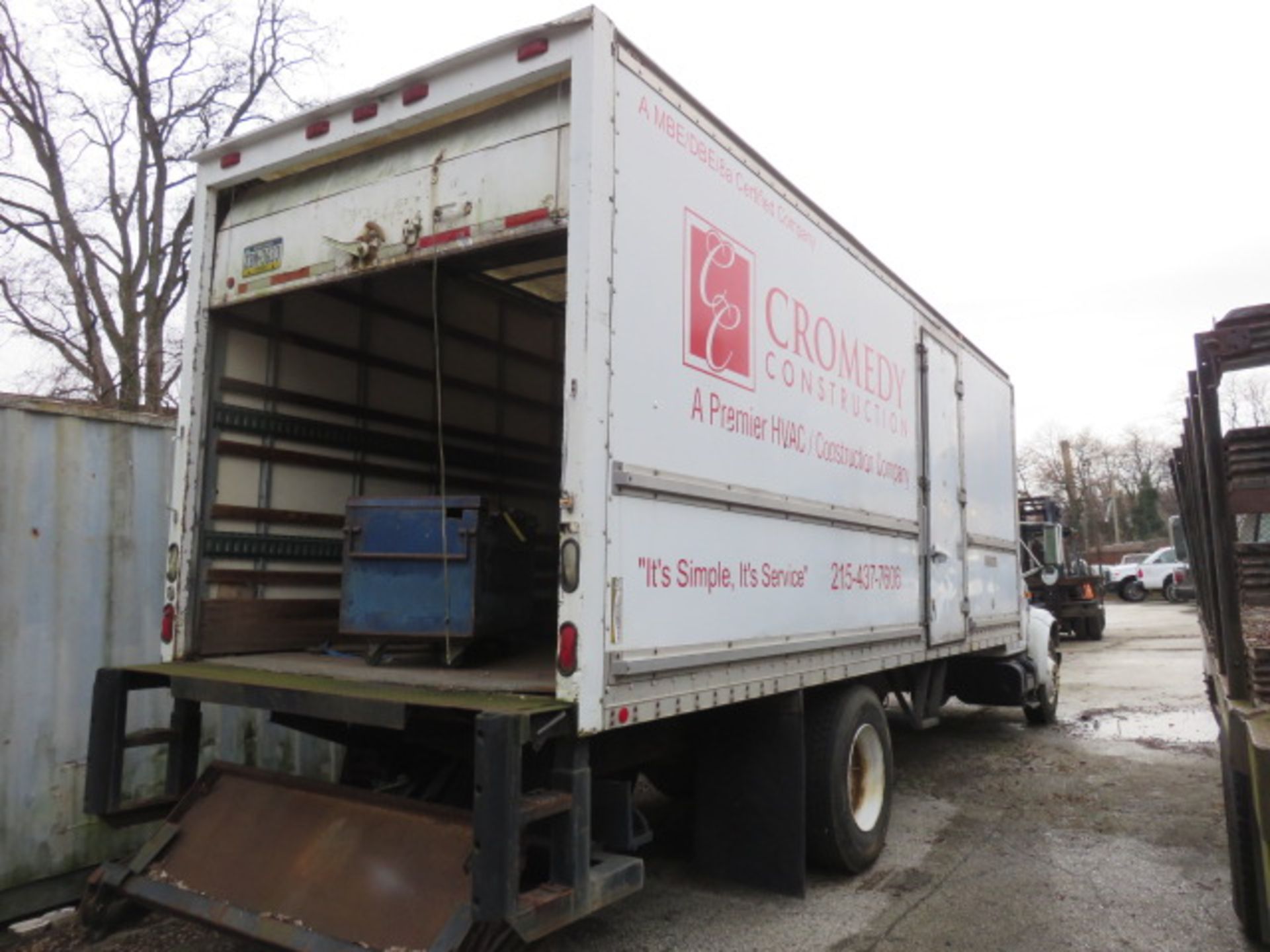 1998 INTERNATIONAL 4900 SA 24 FT. STRAIGHT TRUCK, HYD. LIFT GATE, 191, 212 MI. - Image 4 of 8