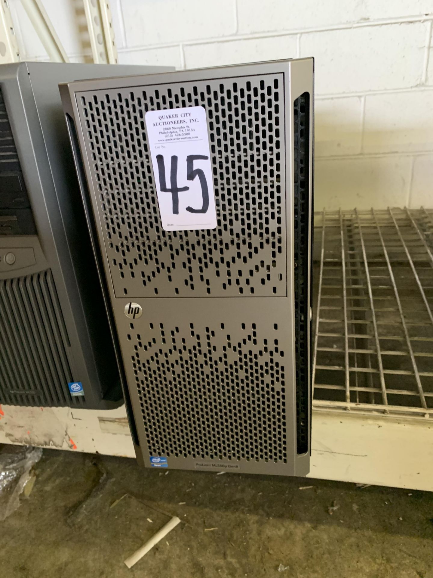 HP PROLLIANT ML350P GEN8 SERVER WITH (5) 300GB HARD DRIVES AND AN HP LTO-4 ULTRIUM 1760 - Image 2 of 4