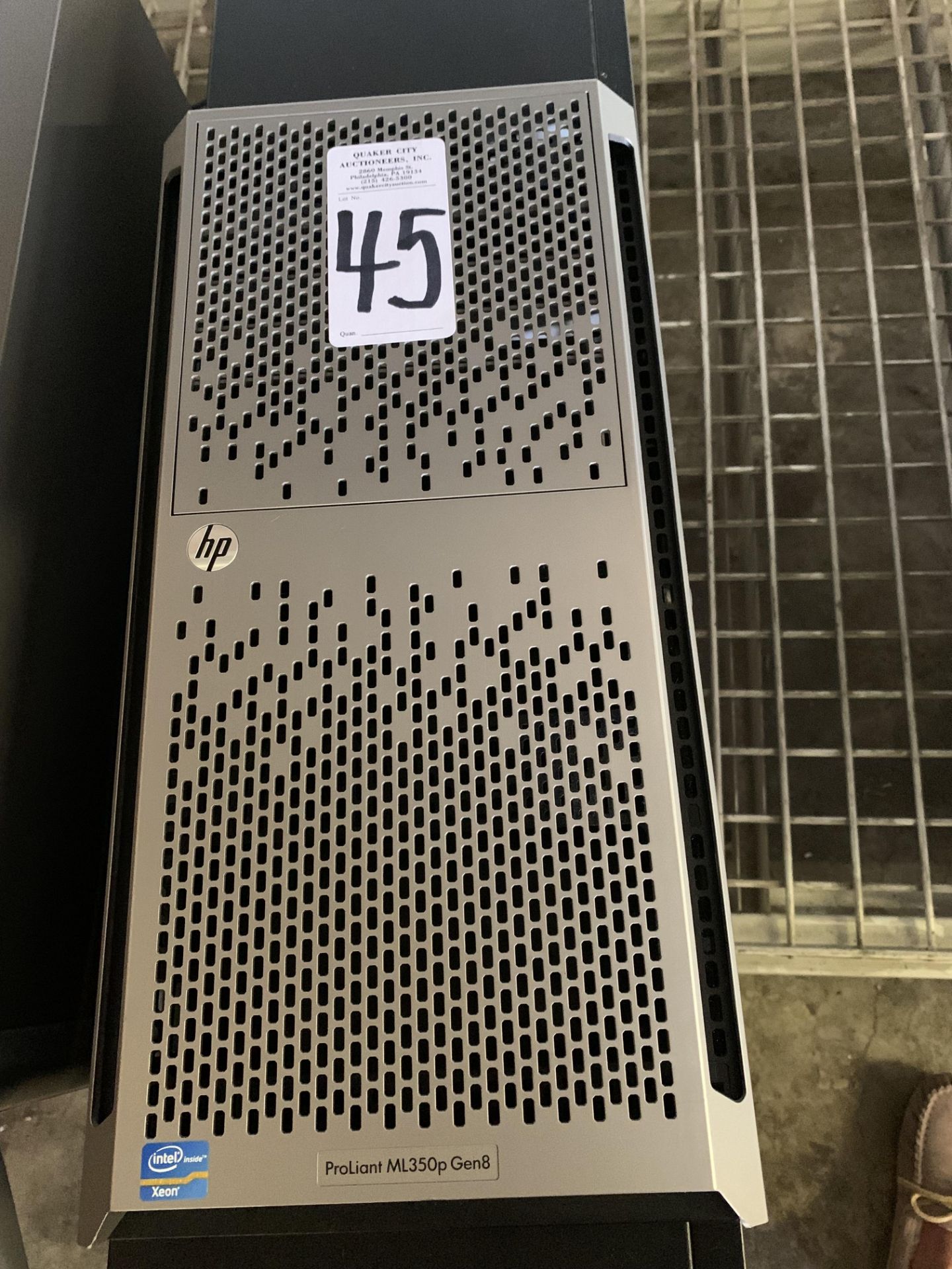 HP PROLLIANT ML350P GEN8 SERVER WITH (5) 300GB HARD DRIVES AND AN HP LTO-4 ULTRIUM 1760 - Image 4 of 4