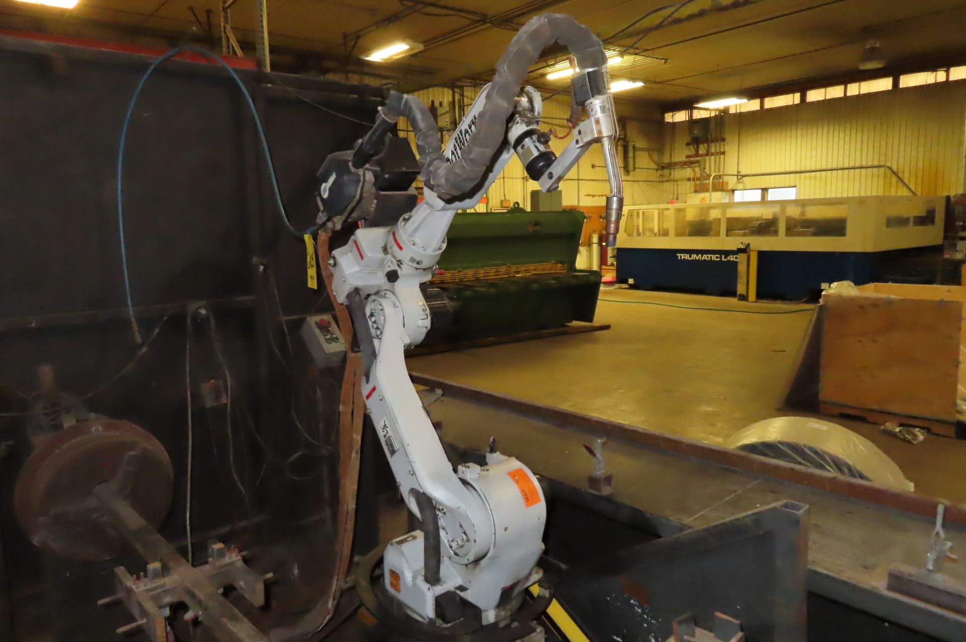MILLER ROBOTWORX WELDING ROBOT WITH A 3-JAW WELDING POSITIONER,… - Image 5 of 18