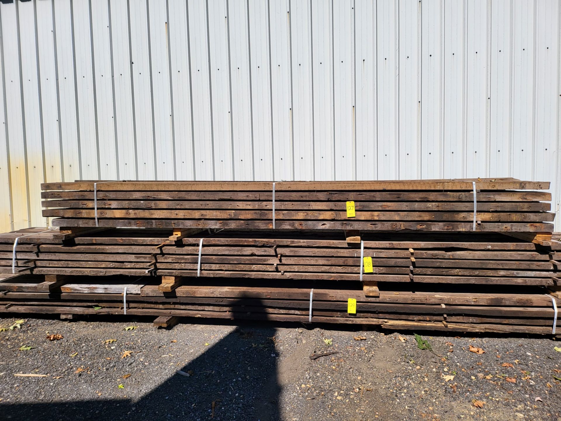 (20) RECALIMED OLD GROWTH PINE, 2 3/4 IN. - 3 1/4 IN. THICK, 11 IN. - 11 1/4 IN. WIDE, 17 FT. RL