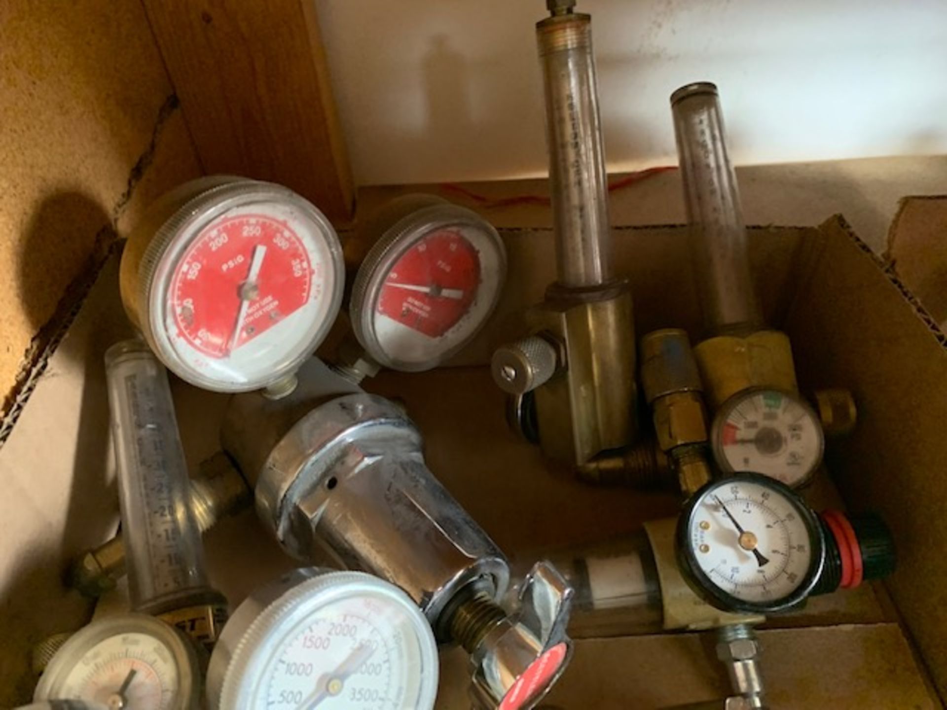 AIRCO COMPRESSED GAS AND ACETYLINE AND ASSORTED GAS REGULATORS - Image 2 of 3