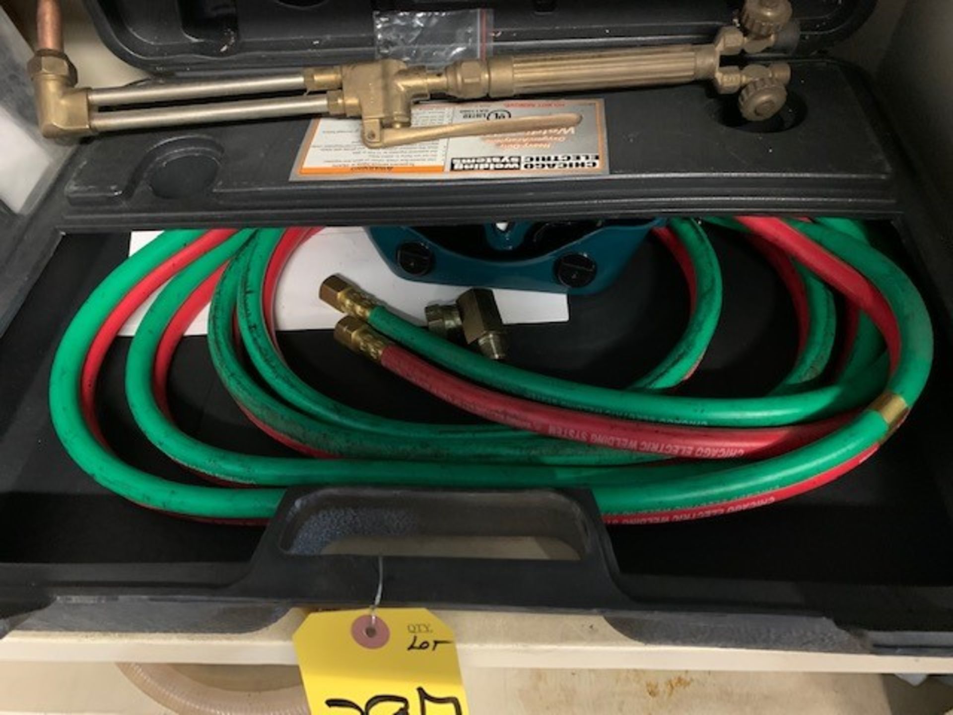 CHICAGO ELECTRIC WELDING KIT WITH WELDING CURTAIN - Image 3 of 4