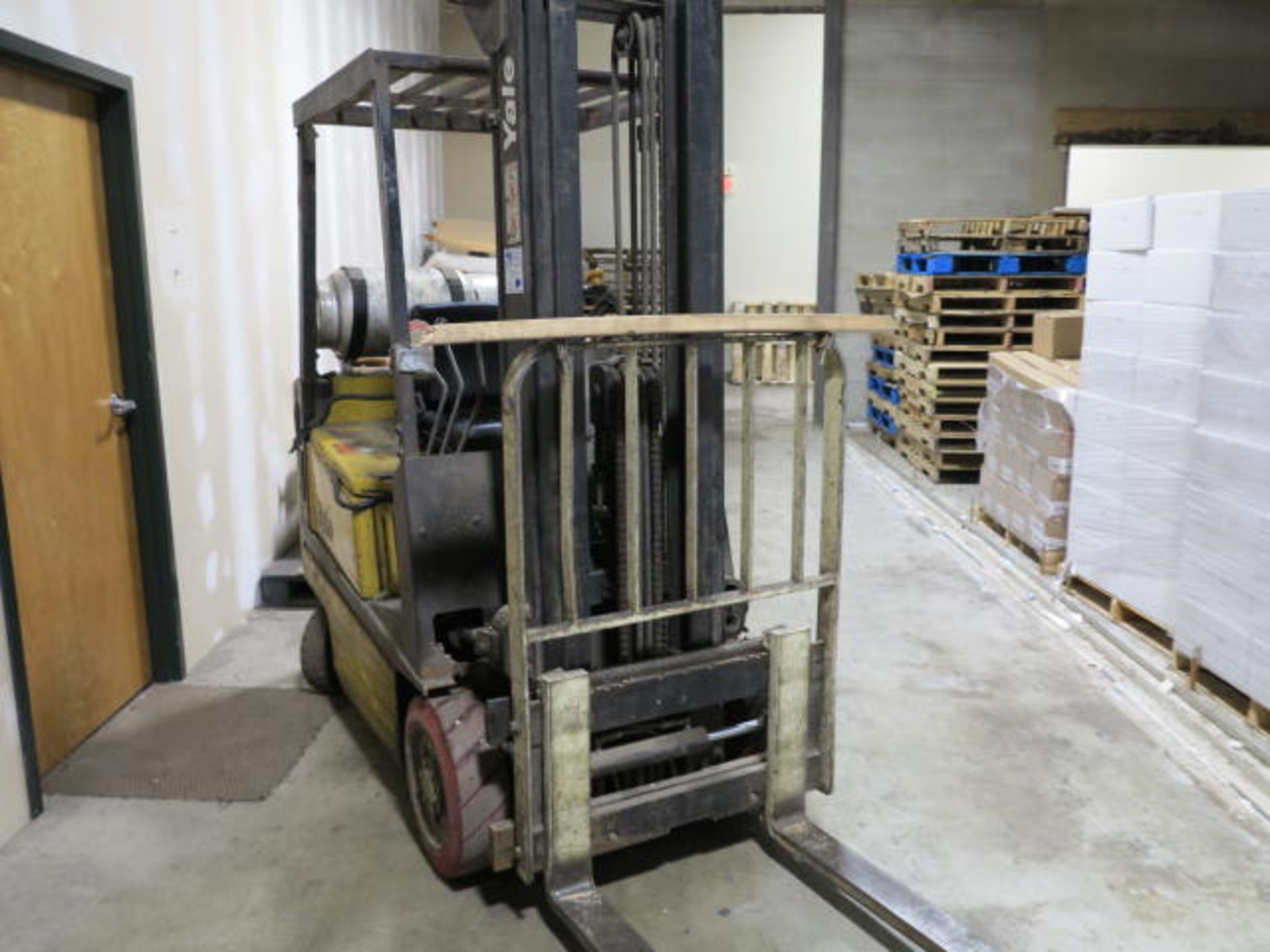 Yale Solid Tire Propane Forklift Model GLC030CENUAE083 s/n N514198 2 Stage Mast 5372 Hrs - Image 2 of 2