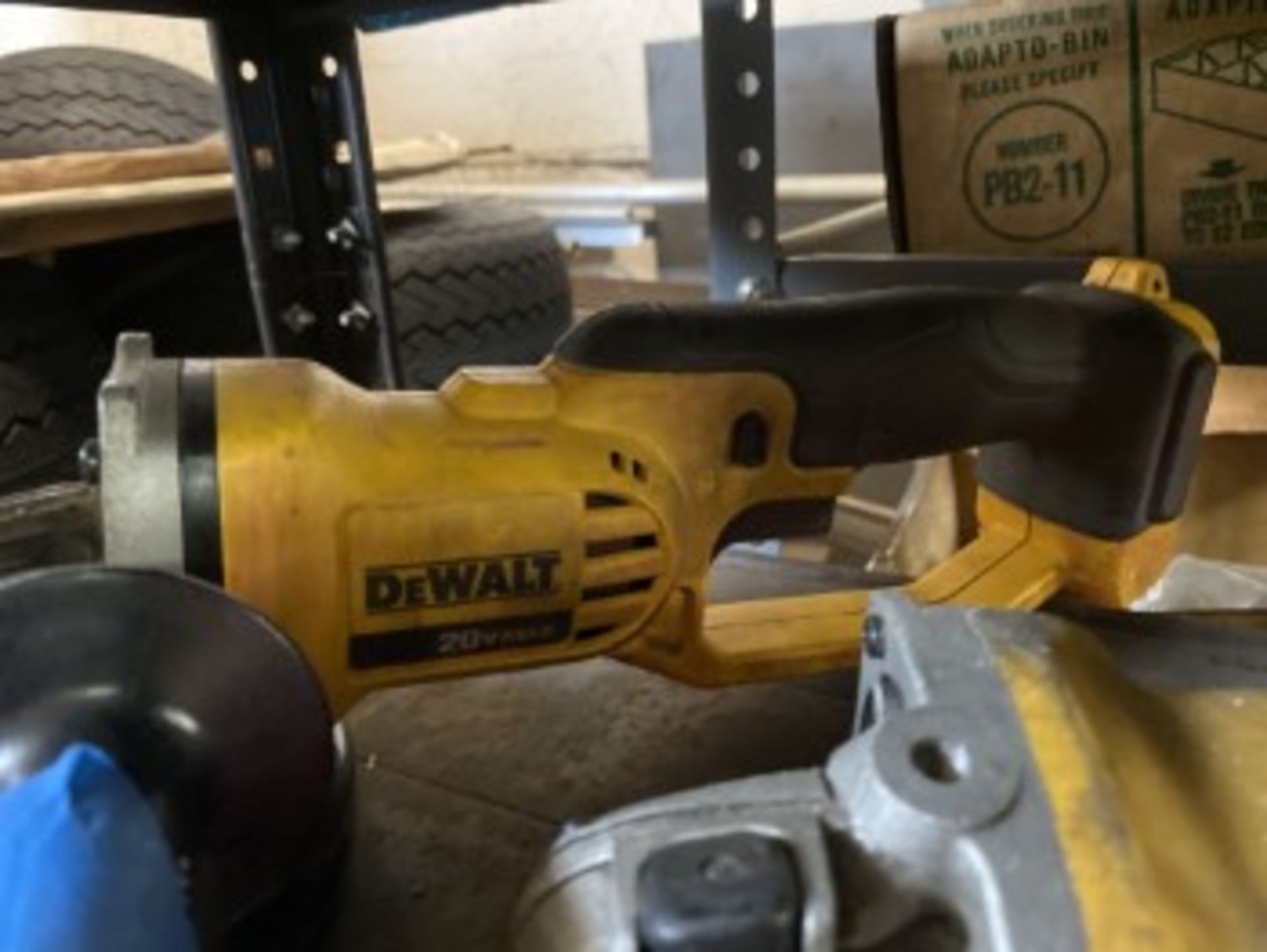 DEWALT GRINDERS - 1- ELECTRIC / 1- NO BATTERY - Image 2 of 6