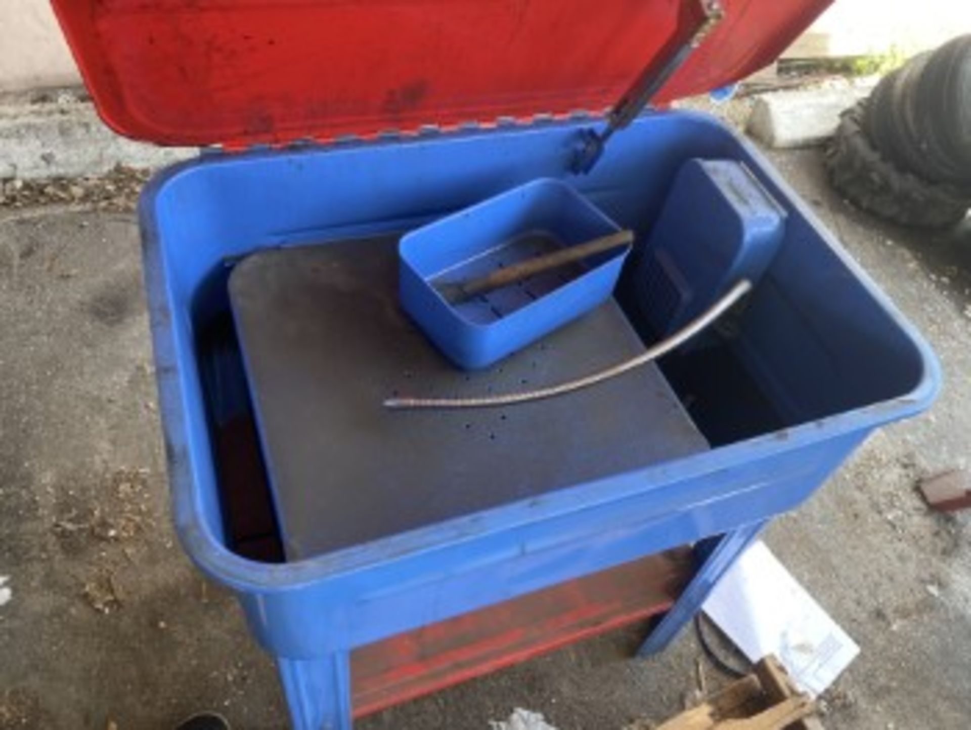 CHICAGO BLUE / RED PARTS WASHER - 20 GALLON - Image 3 of 5