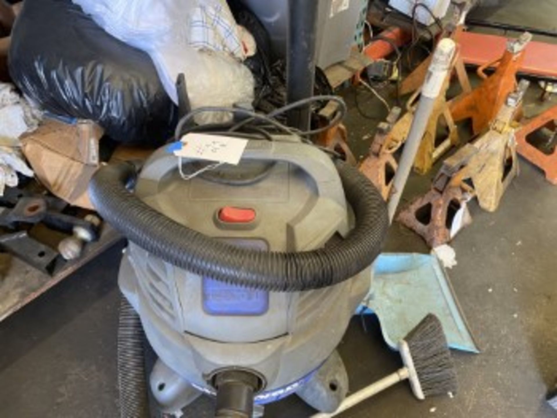 BLUE SHOP VAC ''CONTRACTOR'' WITH ATTACHMENTS