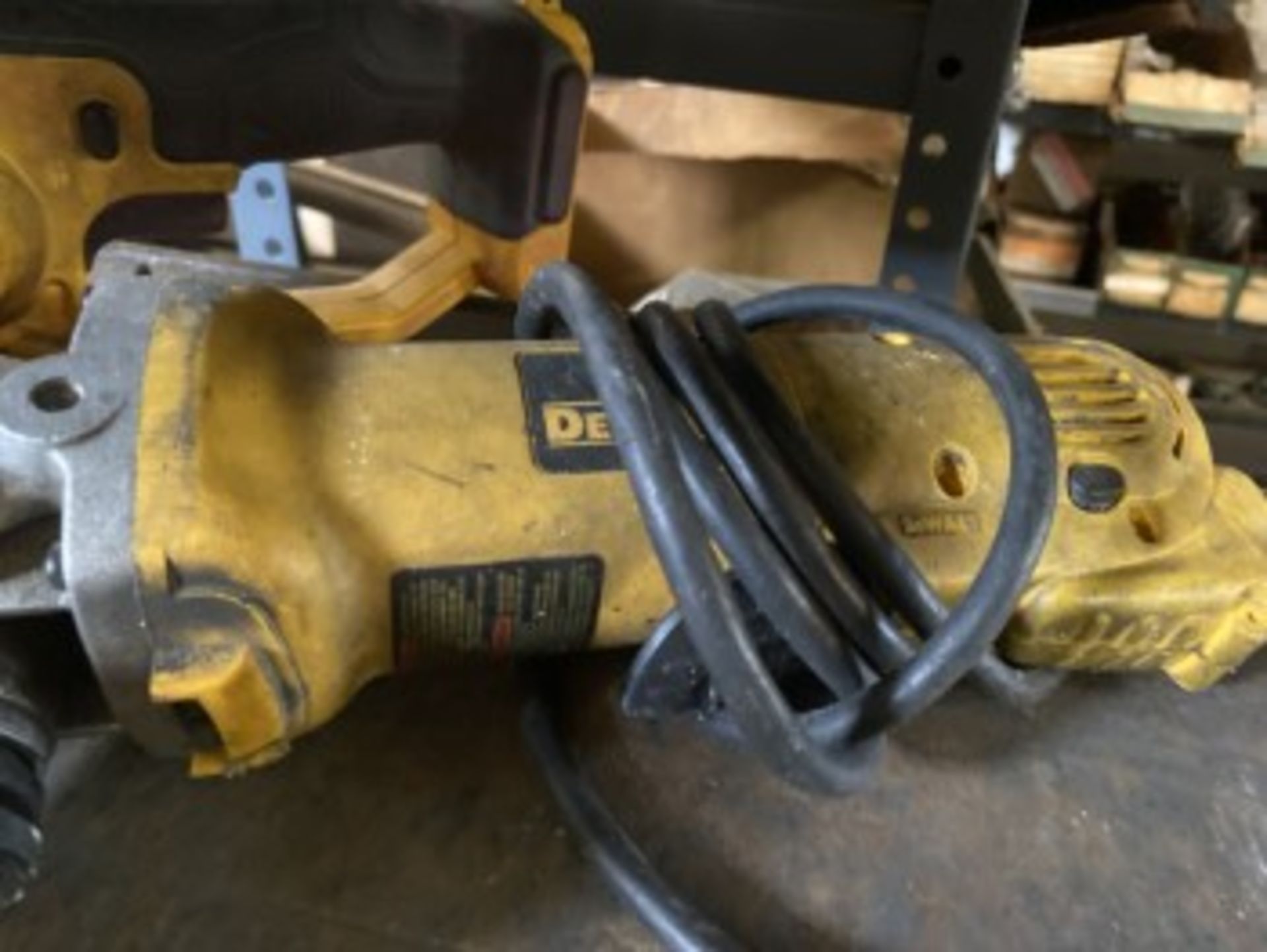 DEWALT GRINDERS - 1- ELECTRIC / 1- NO BATTERY - Image 3 of 6