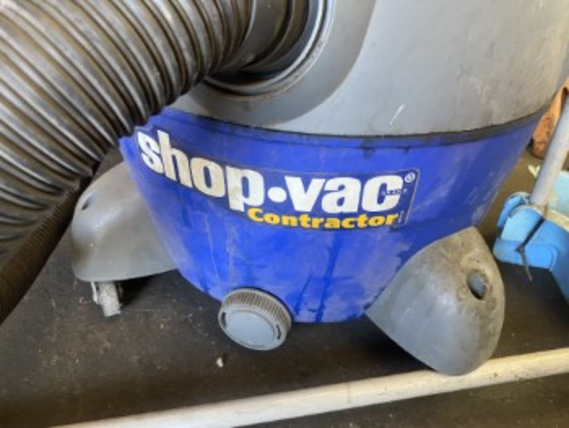 BLUE SHOP VAC ''CONTRACTOR'' WITH ATTACHMENTS - Image 2 of 3