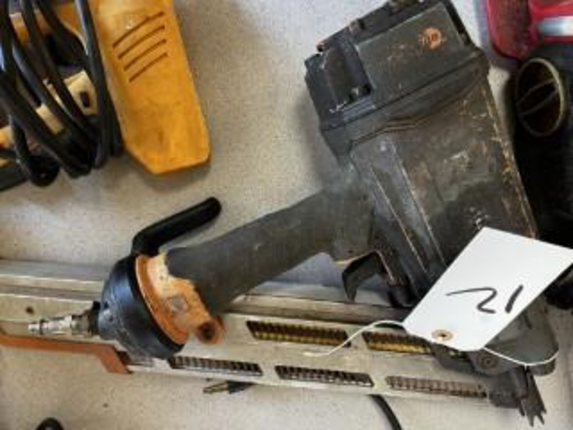 LARGE PNEUMATIC NAIL GUN