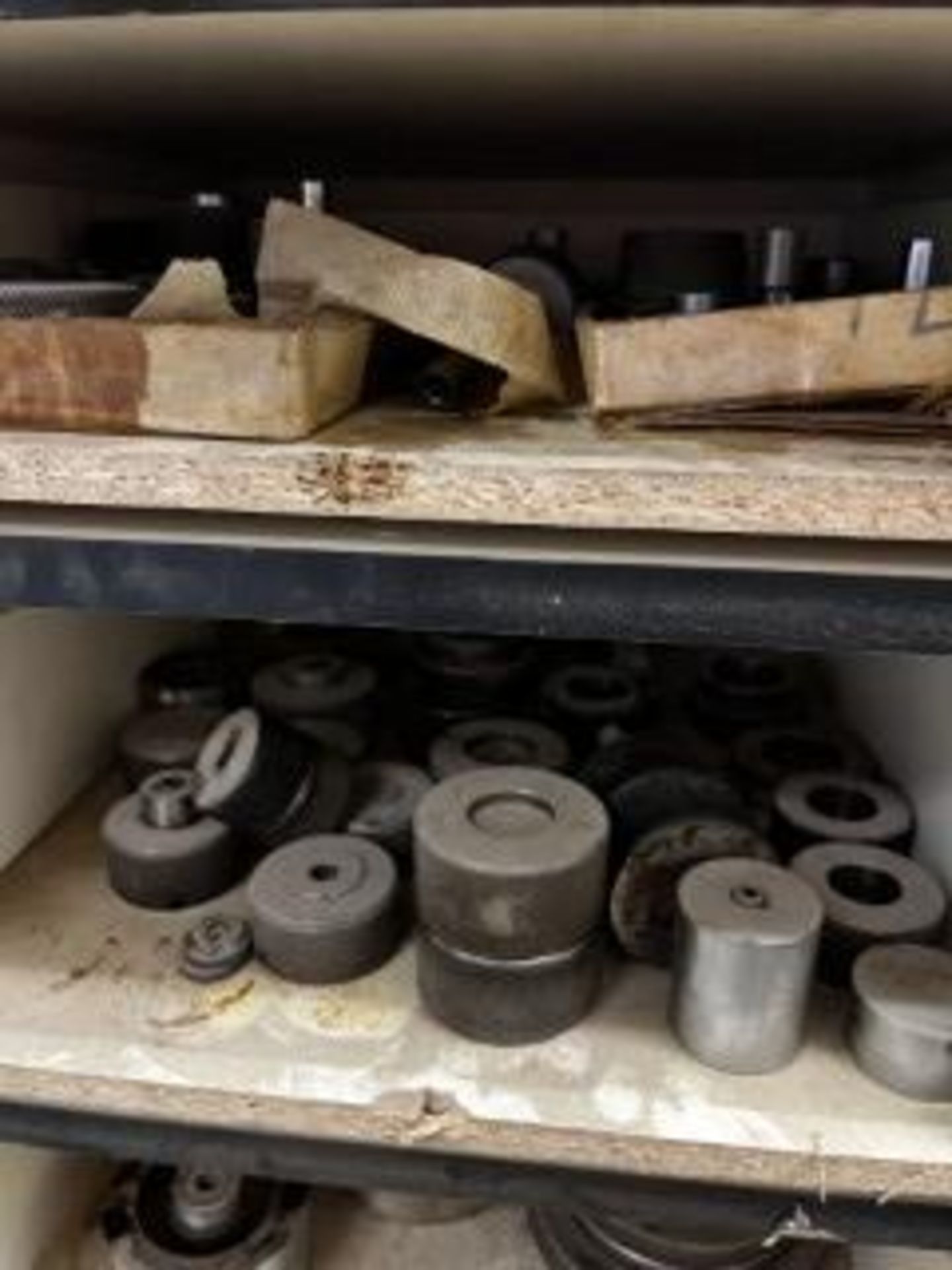 ASSORTED GAGES (INCLUDES CABINET)