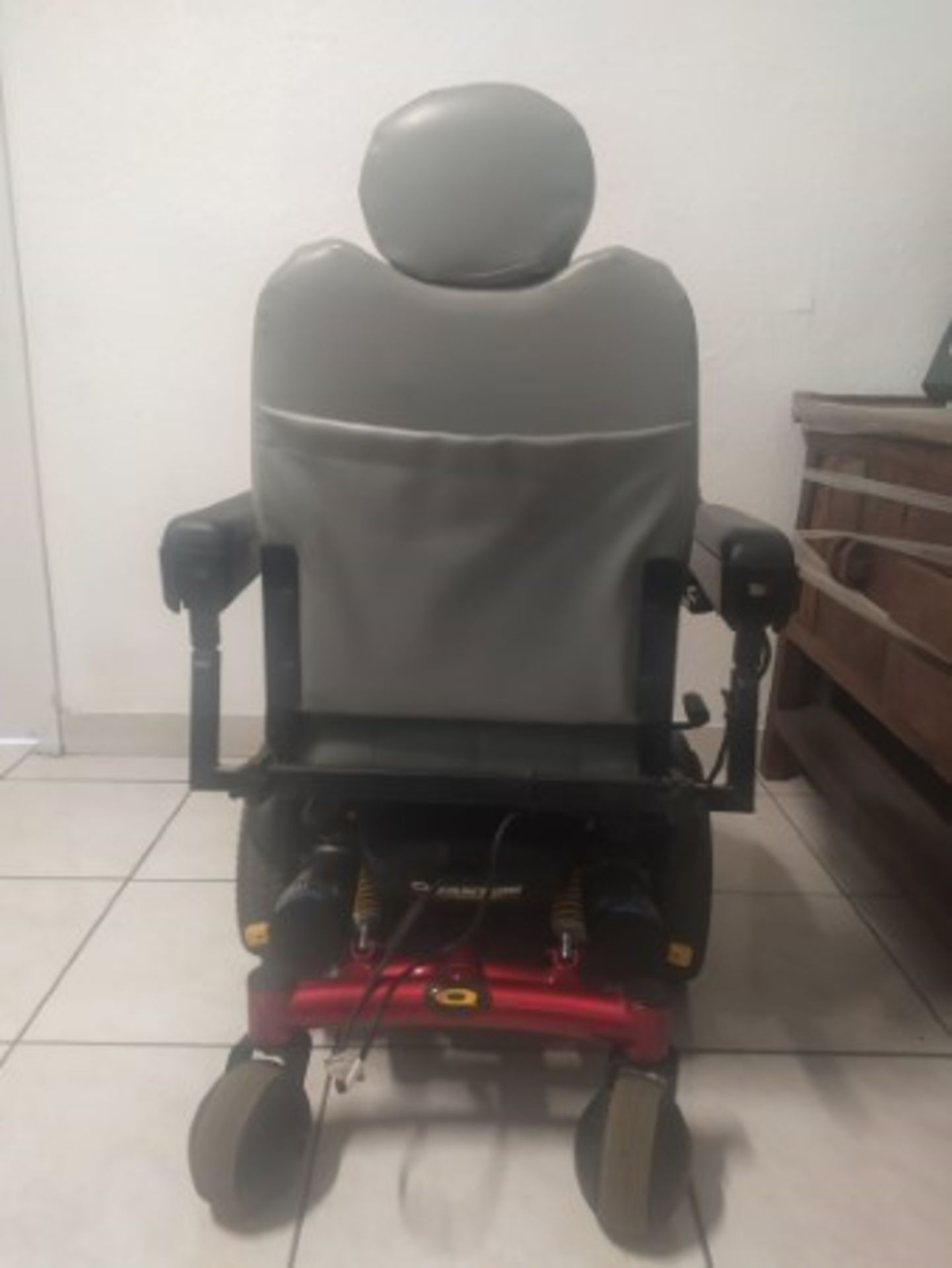 2013 QUANTUM 6000Z 6-WHEEL POWER CHAIR WITH JOYSTICK CONTROL - RED - 300LB CAPACITY - SERIAL No. 231 - Image 3 of 4