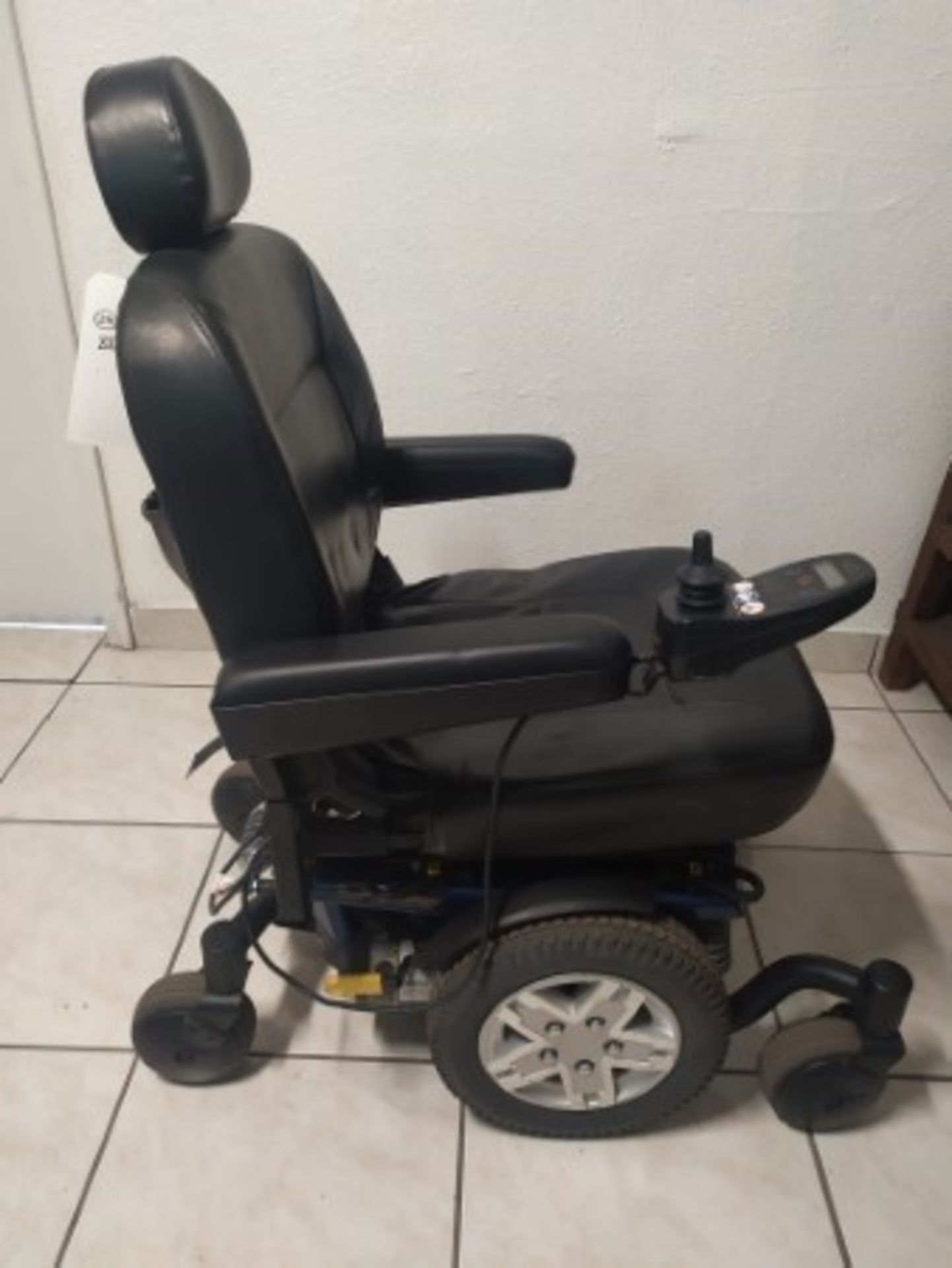 2017 QUANTUM Q6 EDGE 6-WHEEL POWER CHAIR WITH JOYSTICK CONTROL - BLUE - 300LB CAPACITY - SERIAL No. - Image 4 of 4