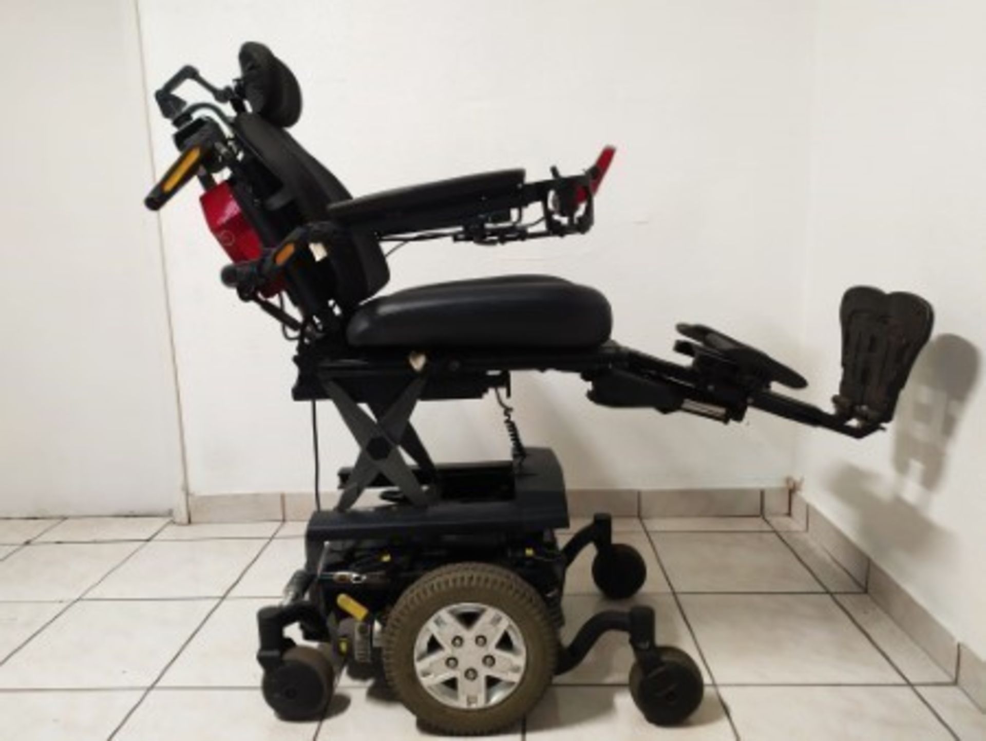 2015 QUANTUM Q6 EDGE 6-WHEEL REHAB POWER CHAIR WITH JOYSTICK CONTROL, KEYBOARD, RECLINING SEAT WITH - Image 6 of 9