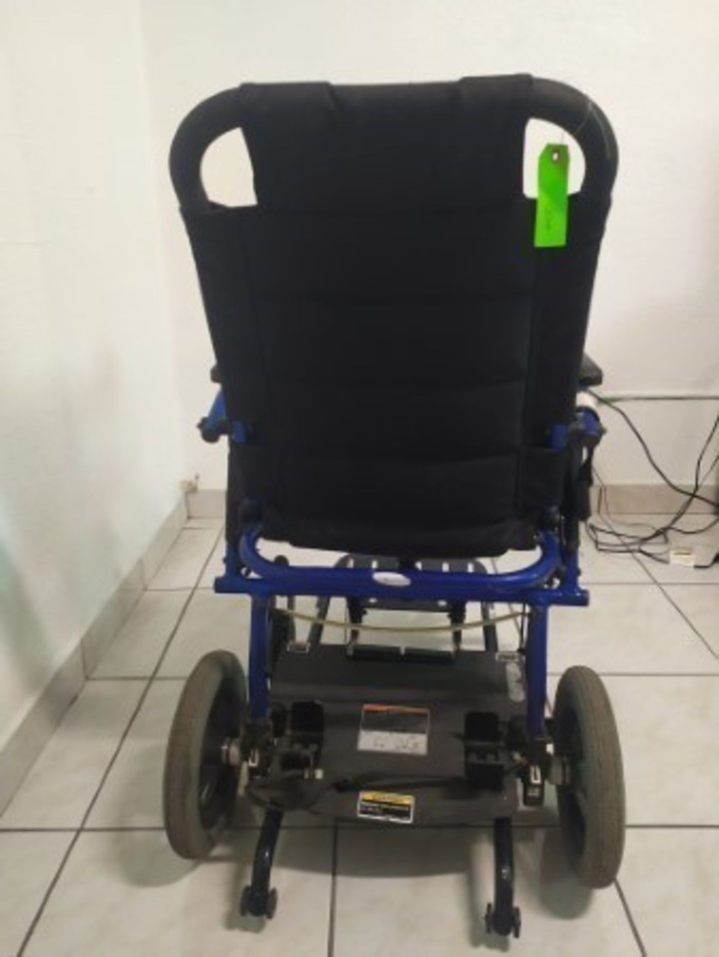 2003 INVACARE ATM1816B 4-WHEEL POWER CHAIR - DISASSEMBLABLE - BLACK WITH BLUE - 250LB CAPACITY - SE - Image 2 of 6