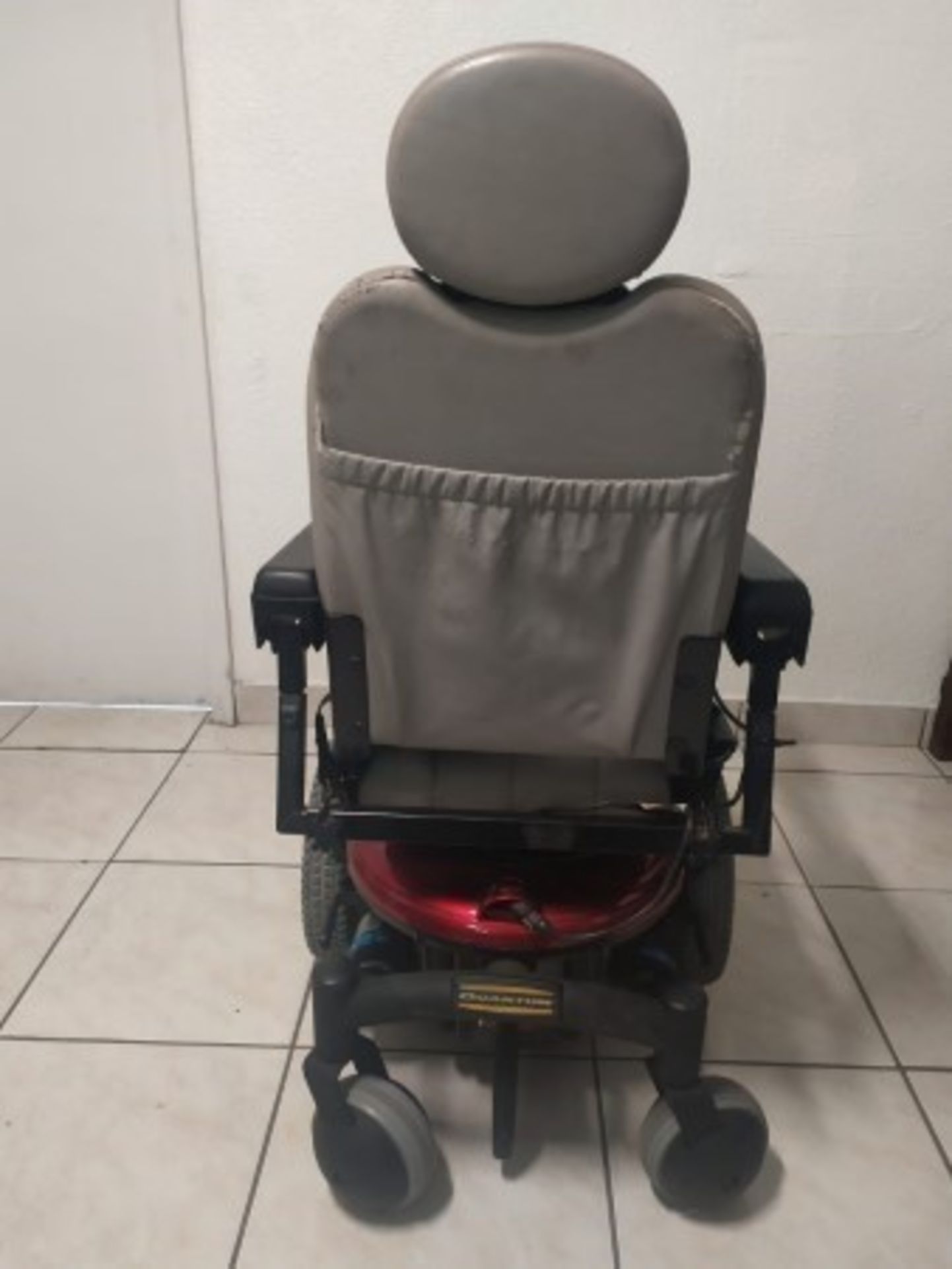 2017 QUANTUM 600 6-WHEEL POWER CHAIR WITH JOYSTICK CONTROL - RED - 400LB CAPACITY - SERIAL No. J5701 - Image 4 of 4