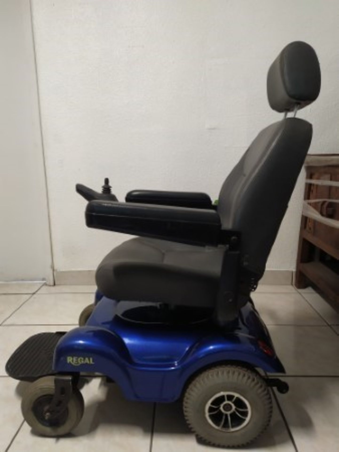 2007 REGAL MERITS 4-WHEEL POWER CHAIR - BLUE - 300LB CAPACITY - SERIAL No. 3075269 (CHARGER NOT INCL