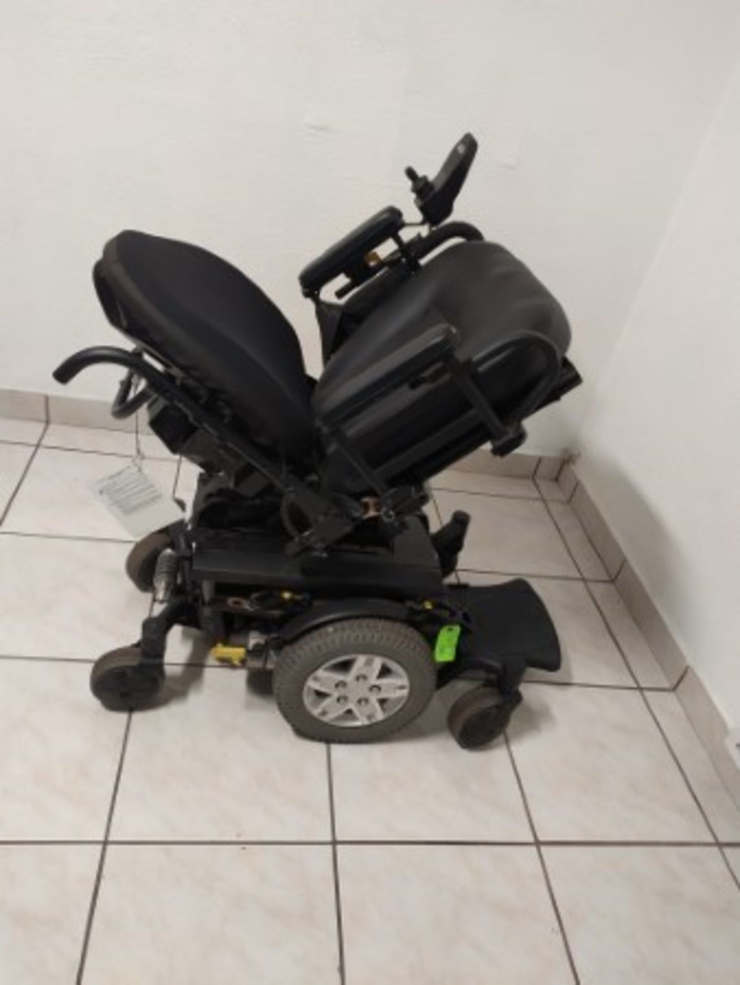 2015 QUANTUM Q6 EDGE 6-WHEEL REHAB POWER CHAIR WITH JOYSTICK CONTROL & RECLINING SEAT - BLACK (300LB - Image 5 of 5