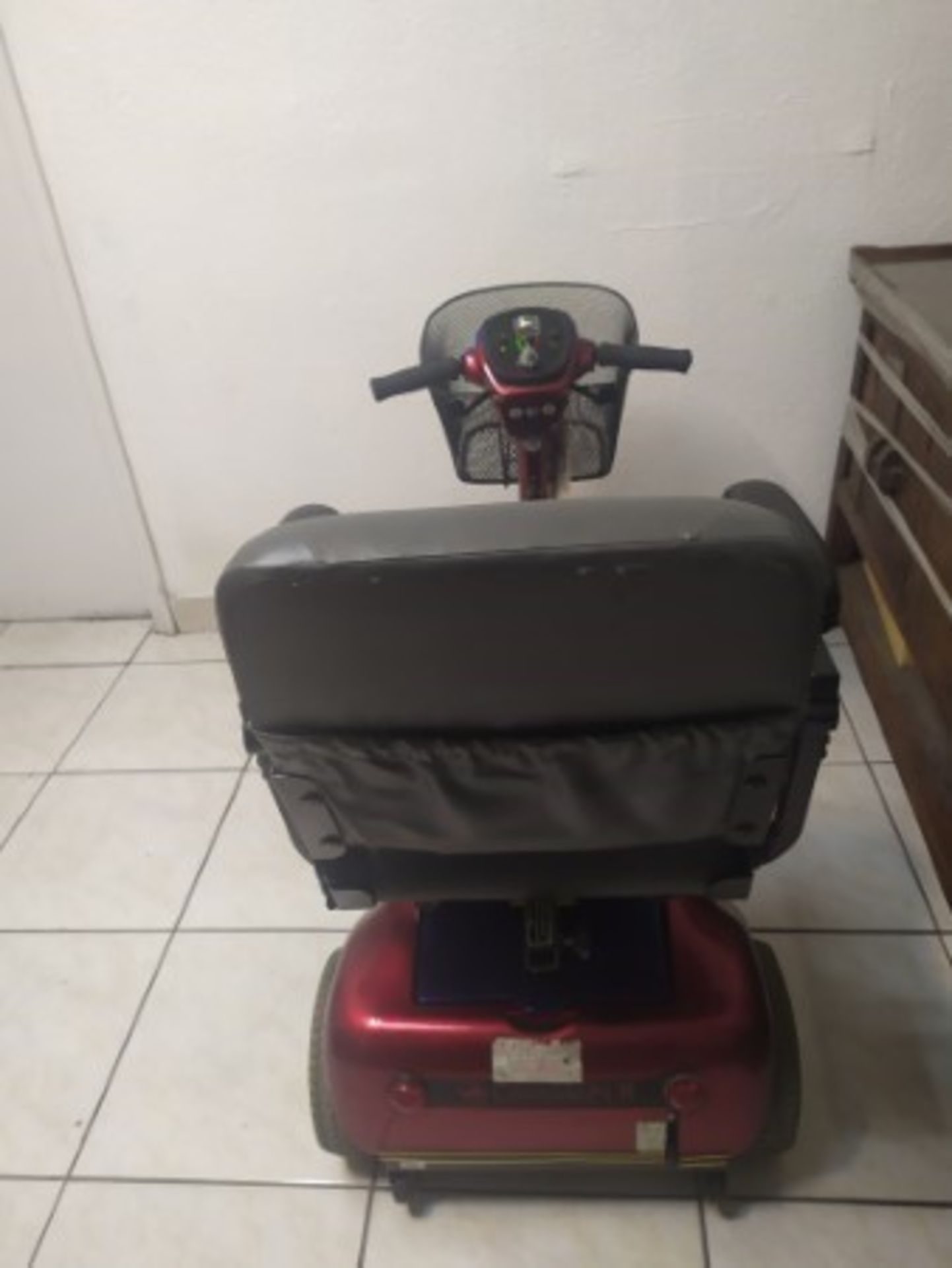 2019 GOLDEN COMPANION GC421 4-WHEEL SCOOTER WITH BUILT-IN CHARGER, BASKET & BATTERY - BLUE / RED - 4 - Image 2 of 5