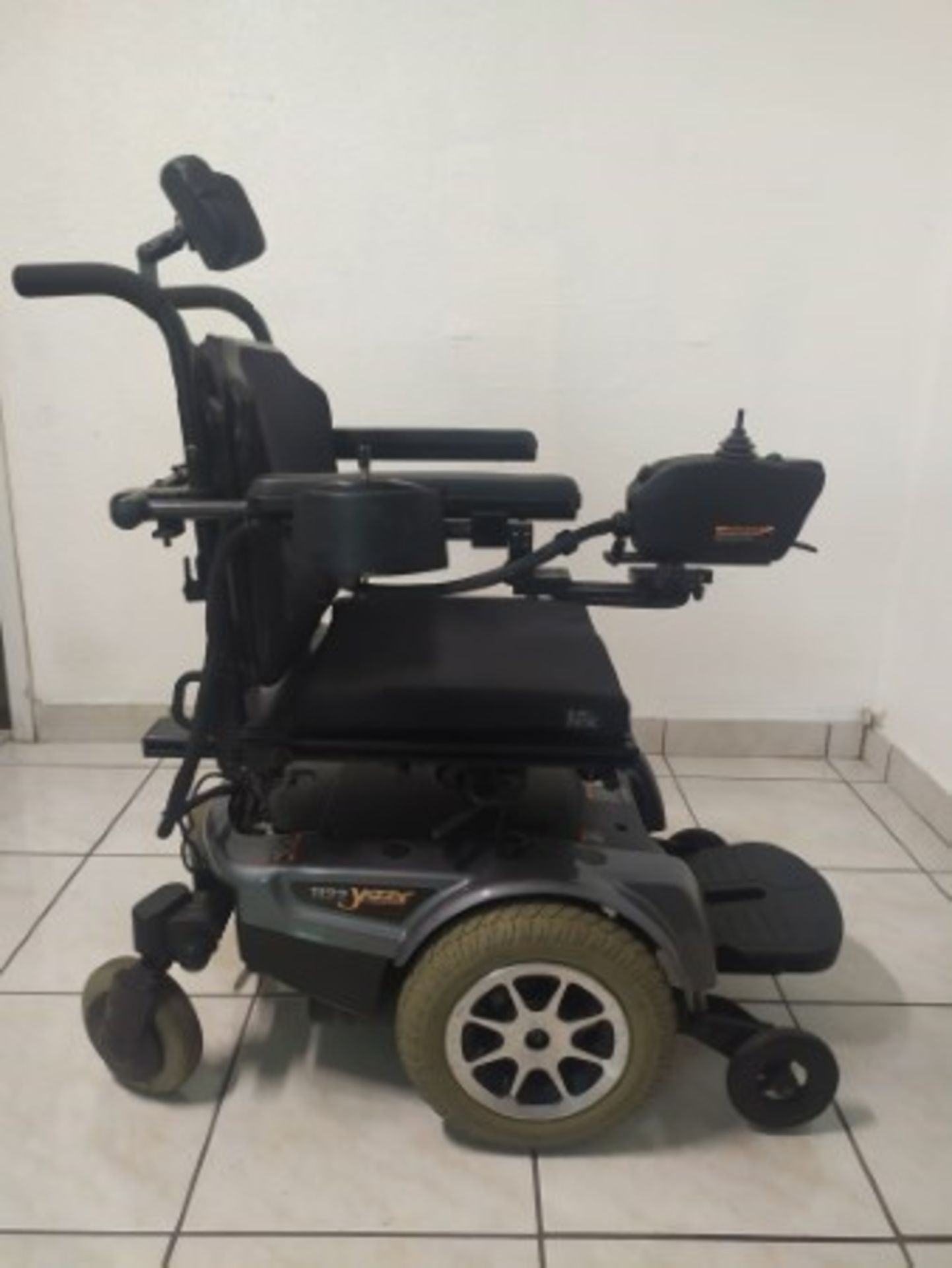 2008 PRIDE JAZZY 1122 6-WHEEL REHAB POWER CHAIR WITH SEAT WITH RAISE & LOWER FEATURES - GRAY - 300LB - Image 3 of 5