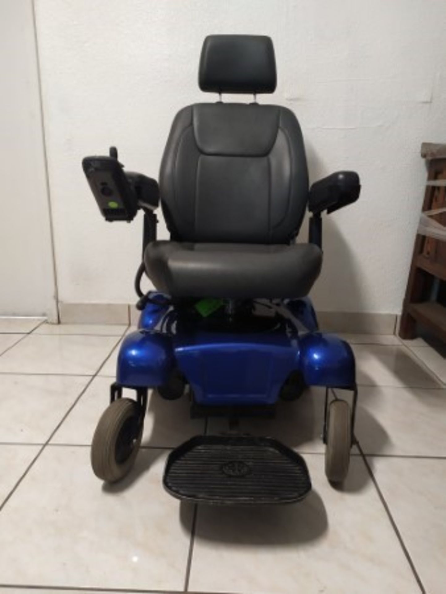 2007 REGAL MERITS 4-WHEEL POWER CHAIR - BLUE - 300LB CAPACITY - SERIAL No. 3075269 (CHARGER NOT INCL - Image 2 of 4