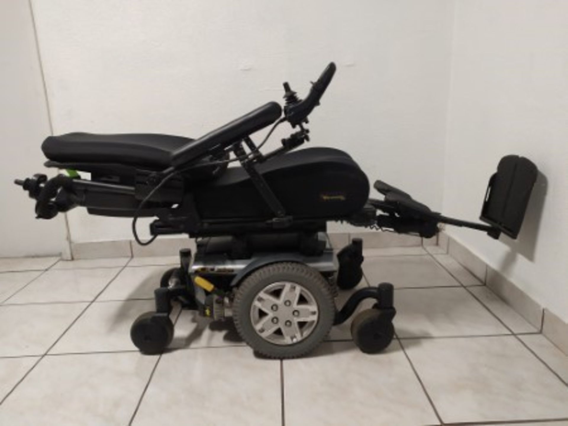 2011 QUANTUM Q6 EDGE 6-WHEEL REHAB POWER CHAIR WITH 2 JOYSTICK CONTROLS (PROBLEM IN BACK LIGHT OF JO - Image 6 of 7