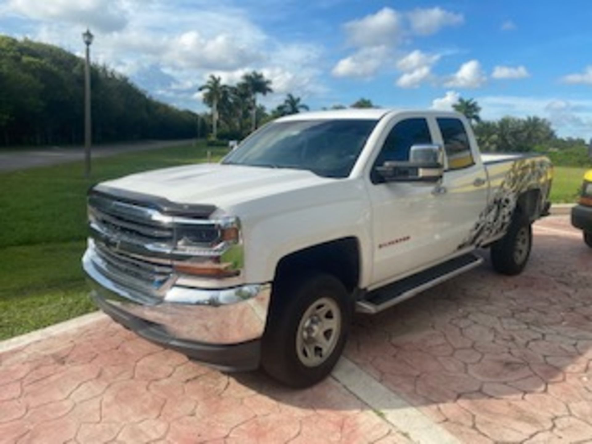 2017 CHEVY SILVERADO - VIN #1GCRCNEH5HZ214600 - SILVER - 47,292 MILES ON ODOM (LOCATED IN DAVIE, FL)