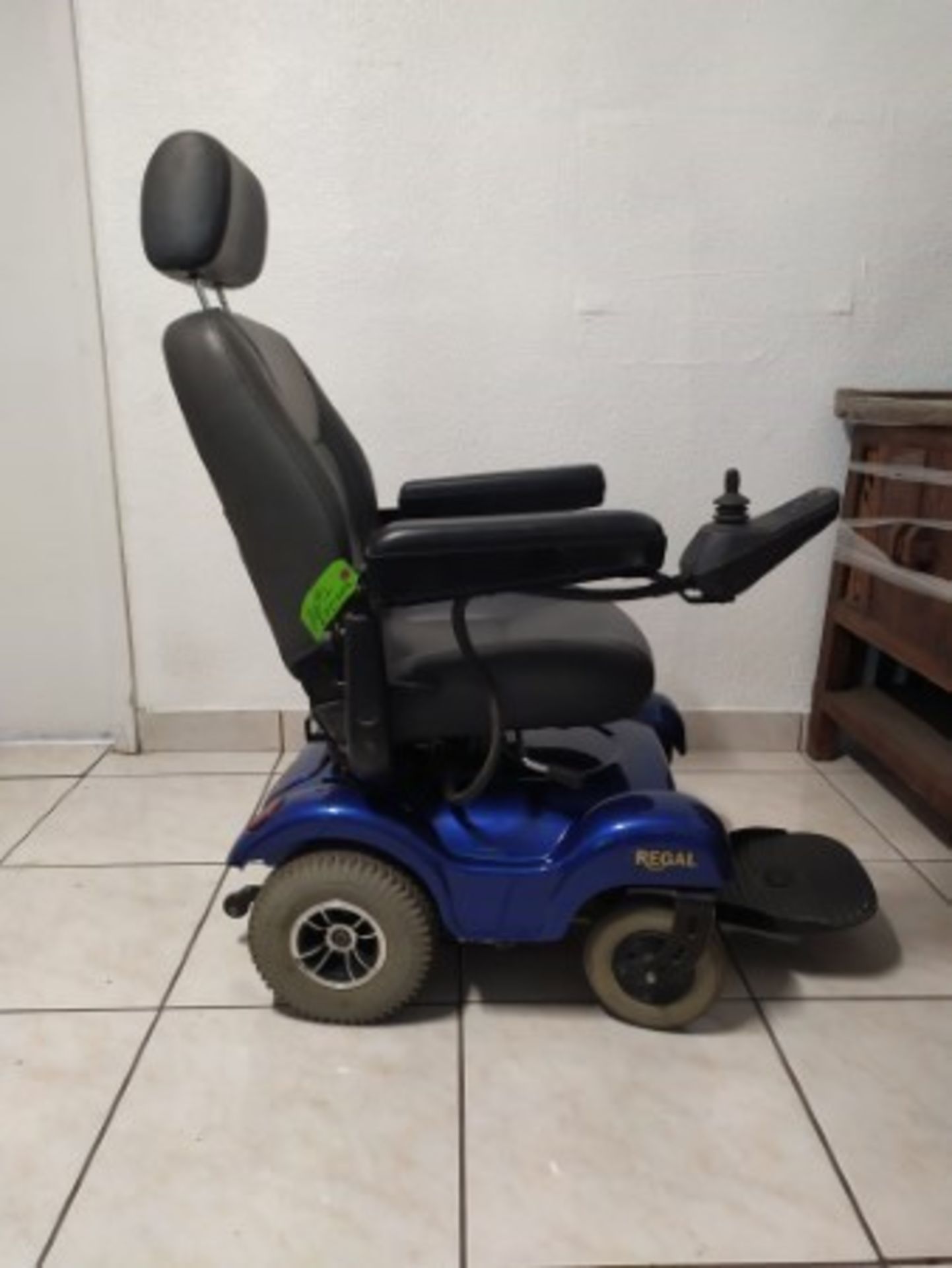 2007 REGAL MERITS 4-WHEEL POWER CHAIR - BLUE - 300LB CAPACITY - SERIAL No. 3075269 (CHARGER NOT INCL - Image 3 of 4