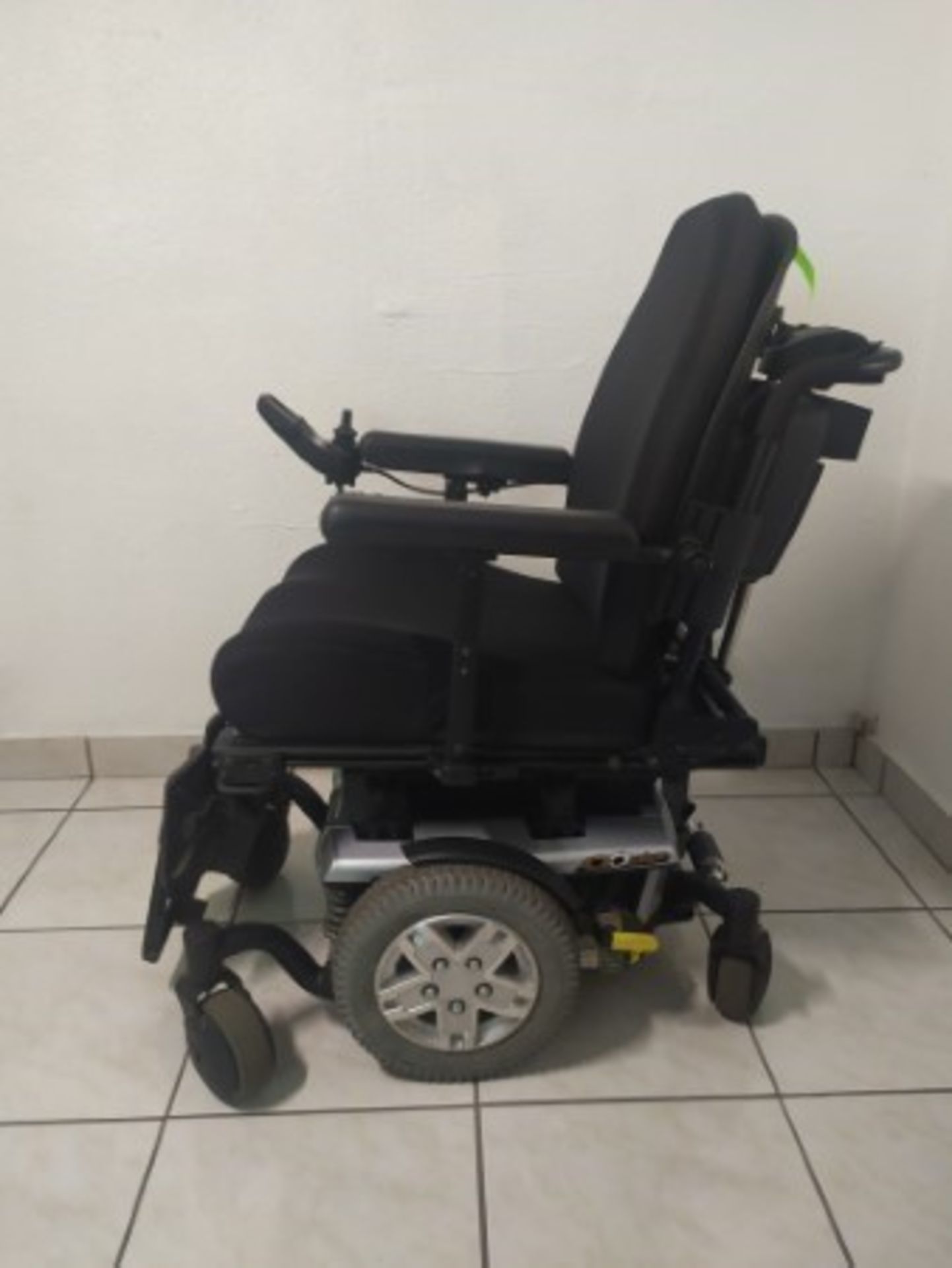 2011 QUANTUM Q6 EDGE 6-WHEEL REHAB POWER CHAIR WITH 2 JOYSTICK CONTROLS (PROBLEM IN BACK LIGHT OF JO