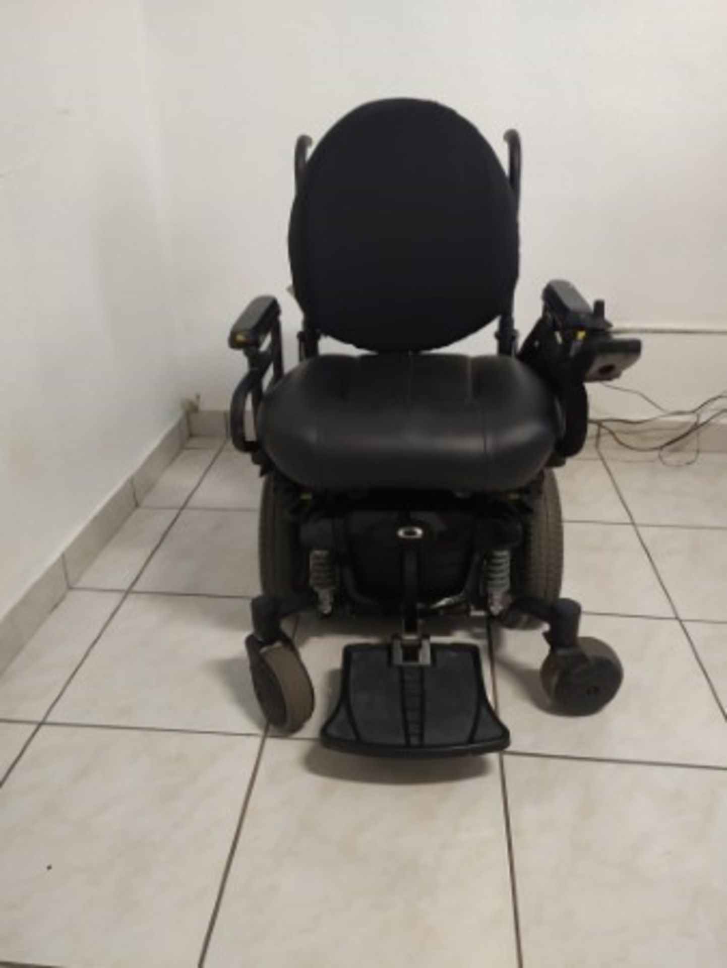 2015 QUANTUM Q6 EDGE 6-WHEEL REHAB POWER CHAIR WITH JOYSTICK CONTROL & RECLINING SEAT - BLACK (300LB