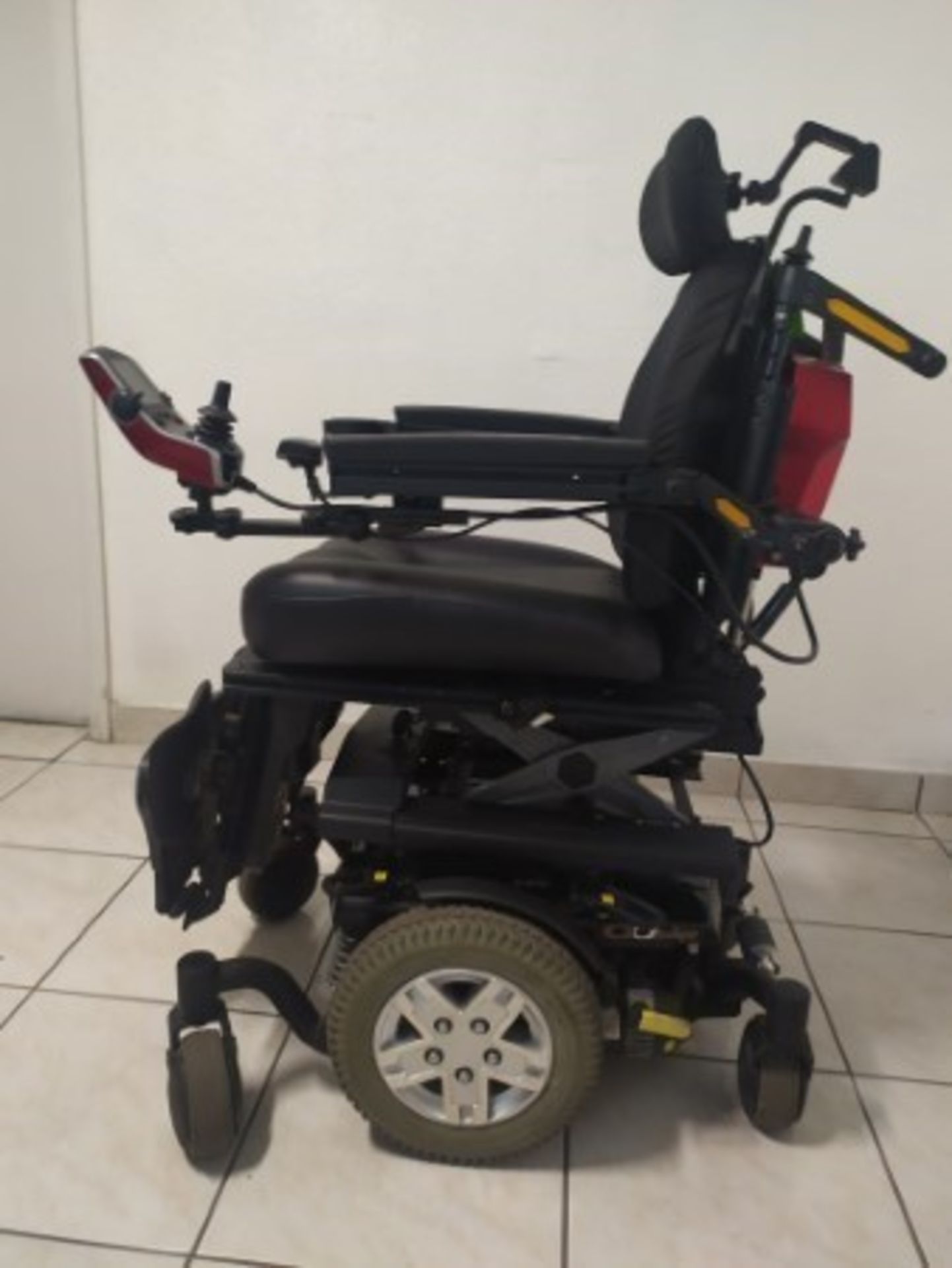 2015 QUANTUM Q6 EDGE 6-WHEEL REHAB POWER CHAIR WITH JOYSTICK CONTROL, KEYBOARD, RECLINING SEAT WITH - Image 2 of 9