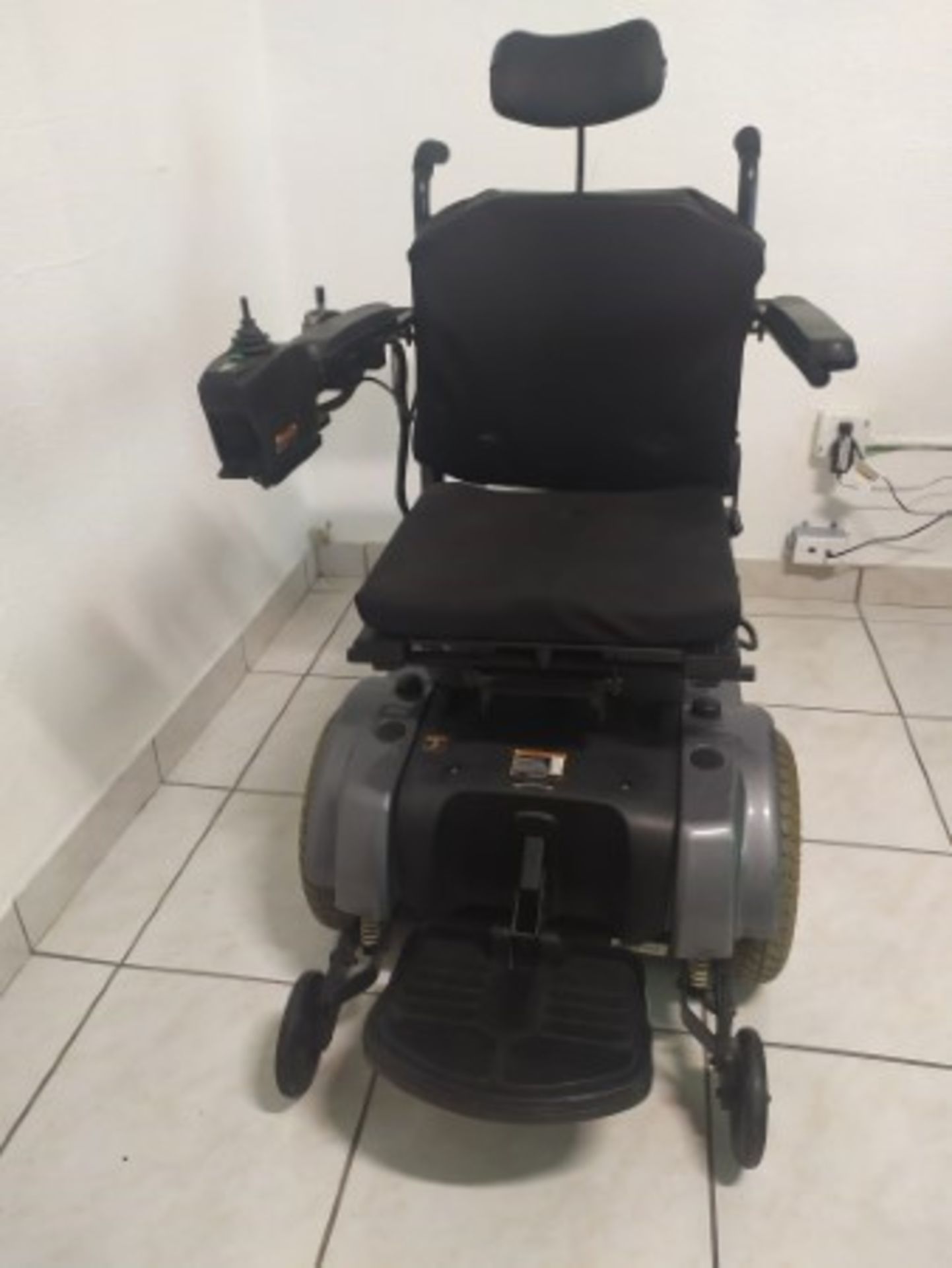 2008 PRIDE JAZZY 1122 6-WHEEL REHAB POWER CHAIR WITH SEAT WITH RAISE & LOWER FEATURES - GRAY - 300LB