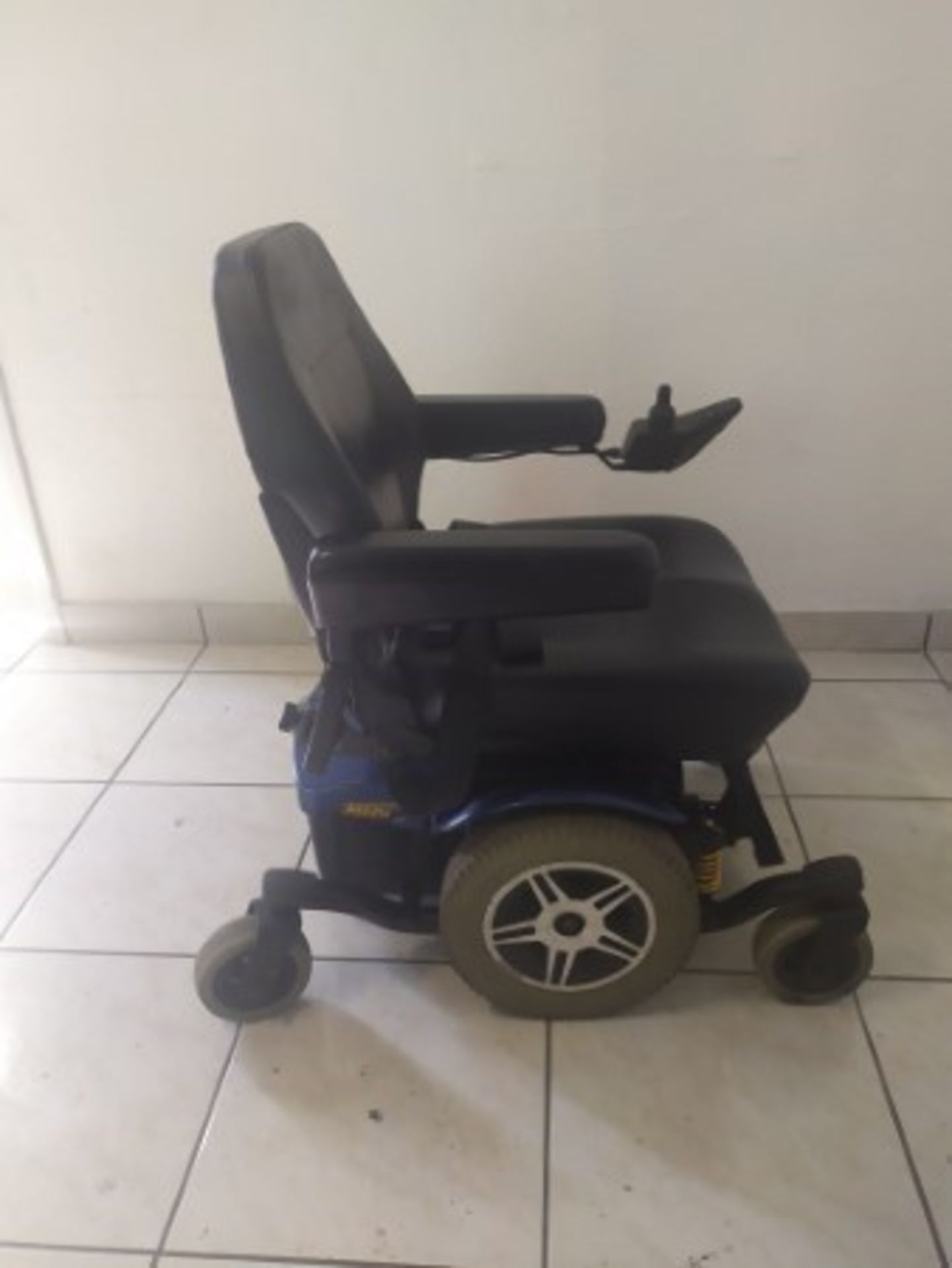 2018 PRIDE JAZZY 614 6-WHEEL POWER CHAIR - BLUE - 450LB CAPACITY - SERIAL No. J9818510038M10 (CHARGE - Image 3 of 4