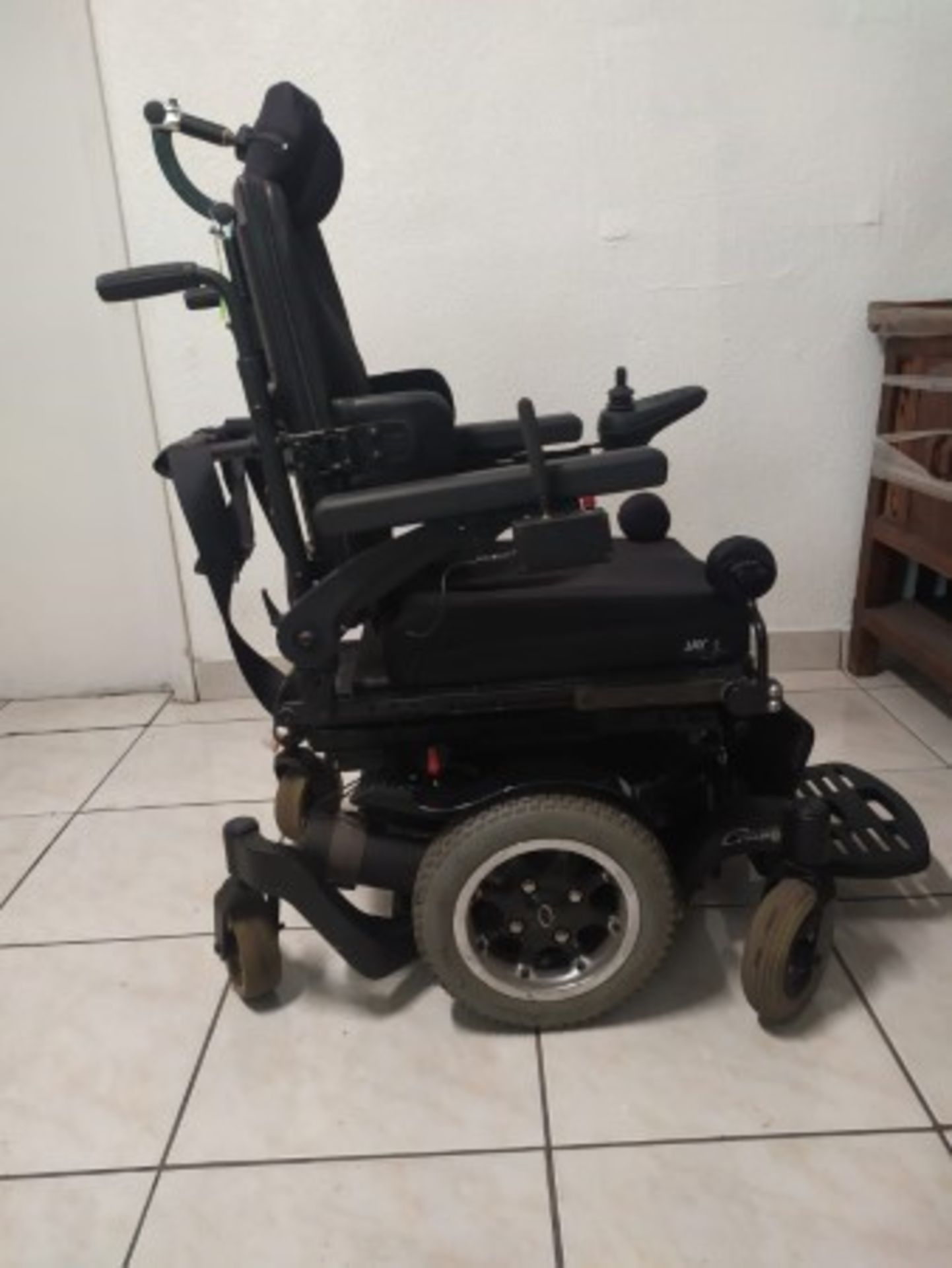 2014 QUICKIE PULSE 6 6-WHEEL REHAB POWER CHAIR WITH JOYSTICK CONTROL & RECLINING SEAT - BLACK - 300L - Image 4 of 5