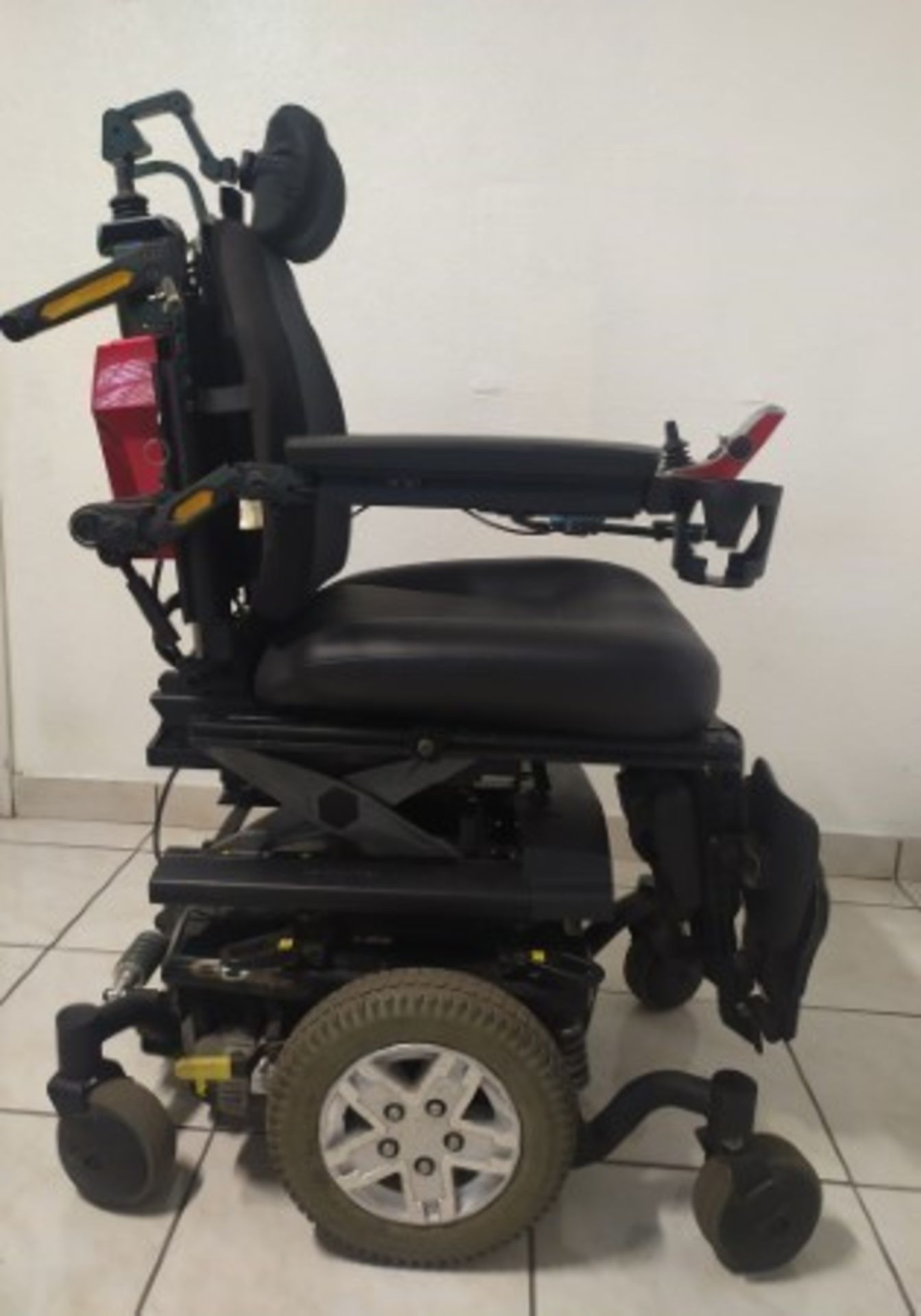 2015 QUANTUM Q6 EDGE 6-WHEEL REHAB POWER CHAIR WITH JOYSTICK CONTROL, KEYBOARD, RECLINING SEAT WITH - Image 3 of 9