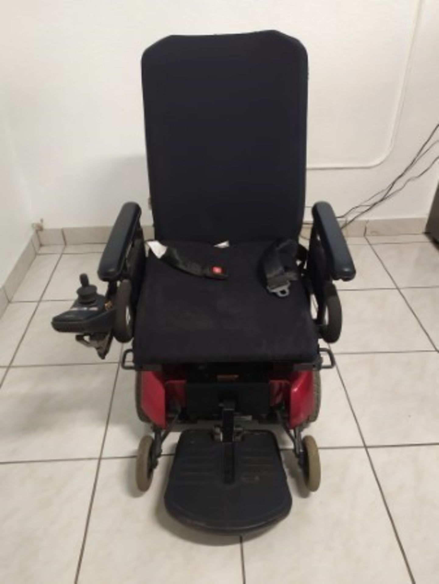 2014 PRIDE JAZZY 1113 6-WHEEL POWER CHAIR - RED - 250LB CAPACITY - SERIAL No. J3626114059020 (CHARGE - Image 3 of 4