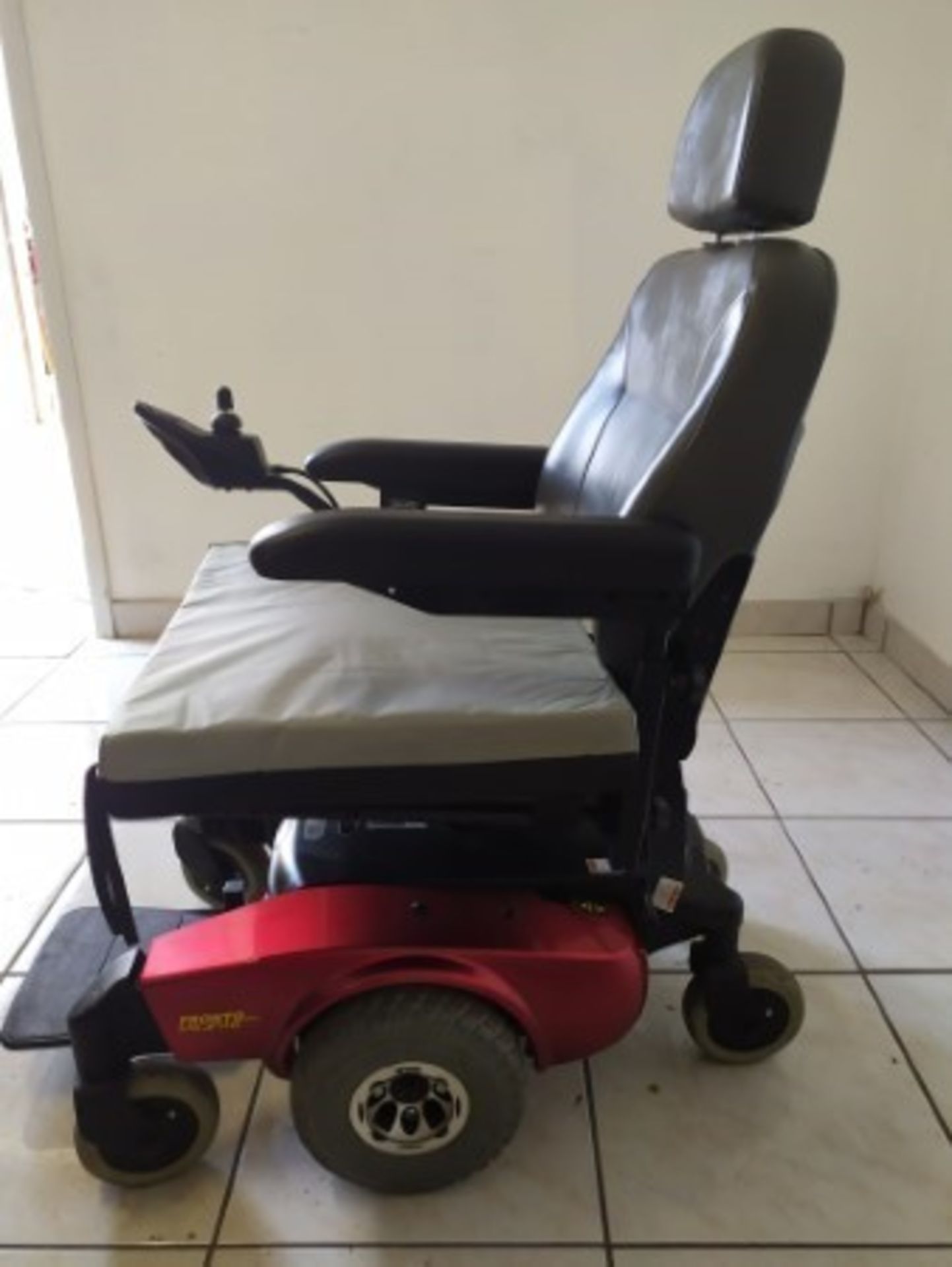 2007 INVACARE PRONTO M51PRB 6-WHEEL POWER CHAIR WITH BUILT-IN CHARGER - RED - 300LB CAPACITY - SERIA