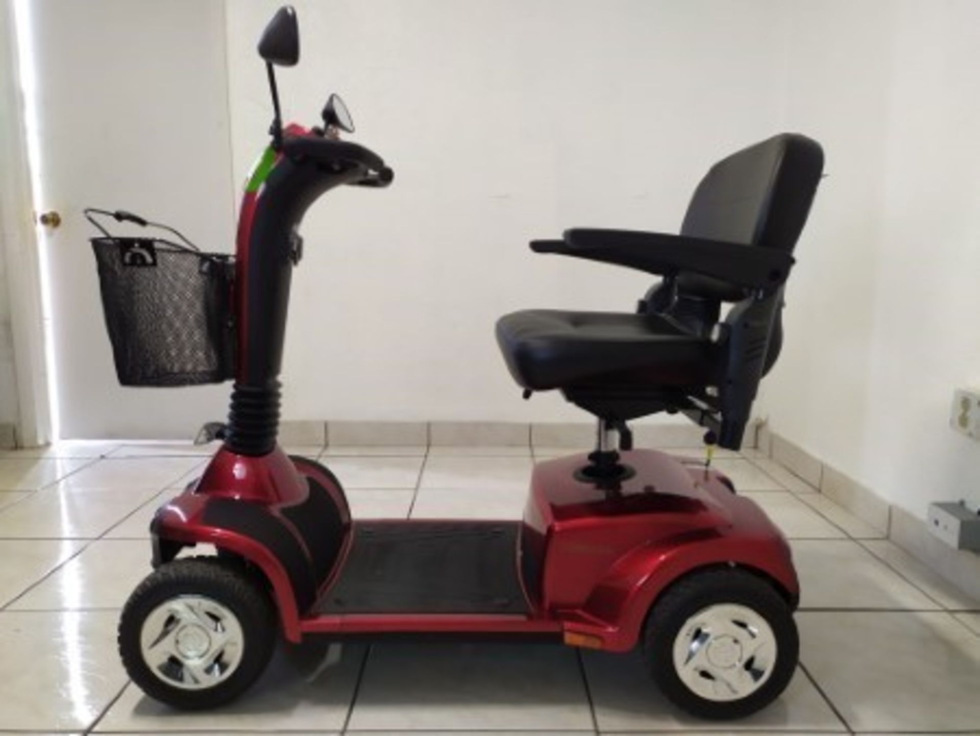2016 GOLDEN COMPANION GC440 4-WHEEL SCOOTER WITH CHARGER & BASKET - RED - 400LB CAPACITY - SERIAL No - Image 2 of 6