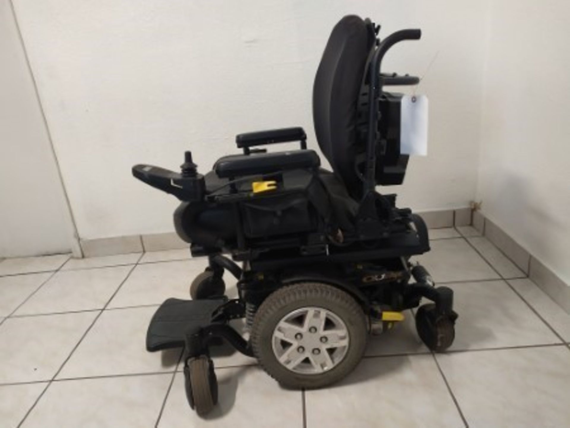 2015 QUANTUM Q6 EDGE 6-WHEEL REHAB POWER CHAIR WITH JOYSTICK CONTROL & RECLINING SEAT - BLACK (300LB - Image 4 of 5