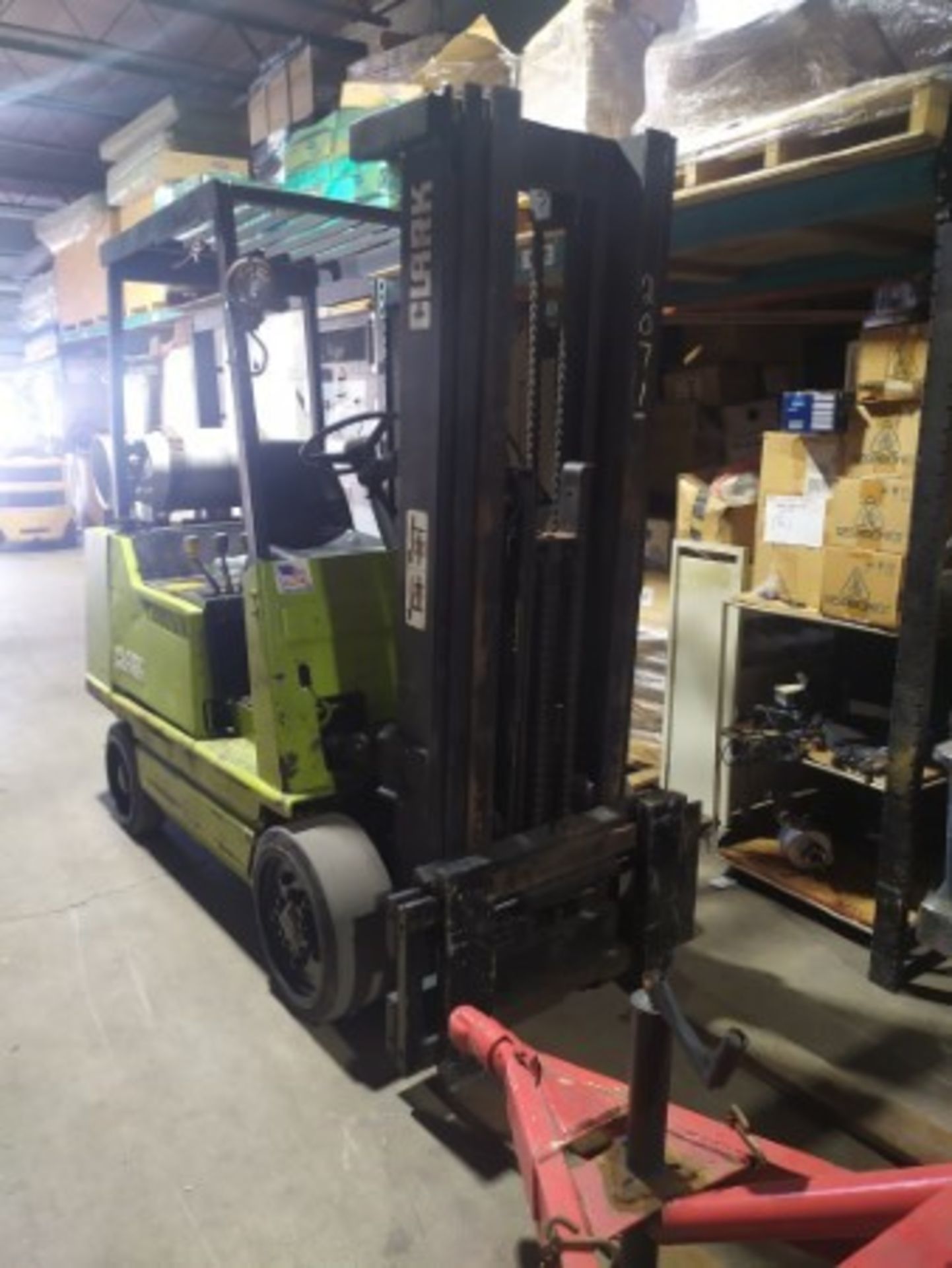 CLARK GC25 FORKLIFT - LPG - 4,775LB CAPACITY - 3-STAGE - Image 2 of 8