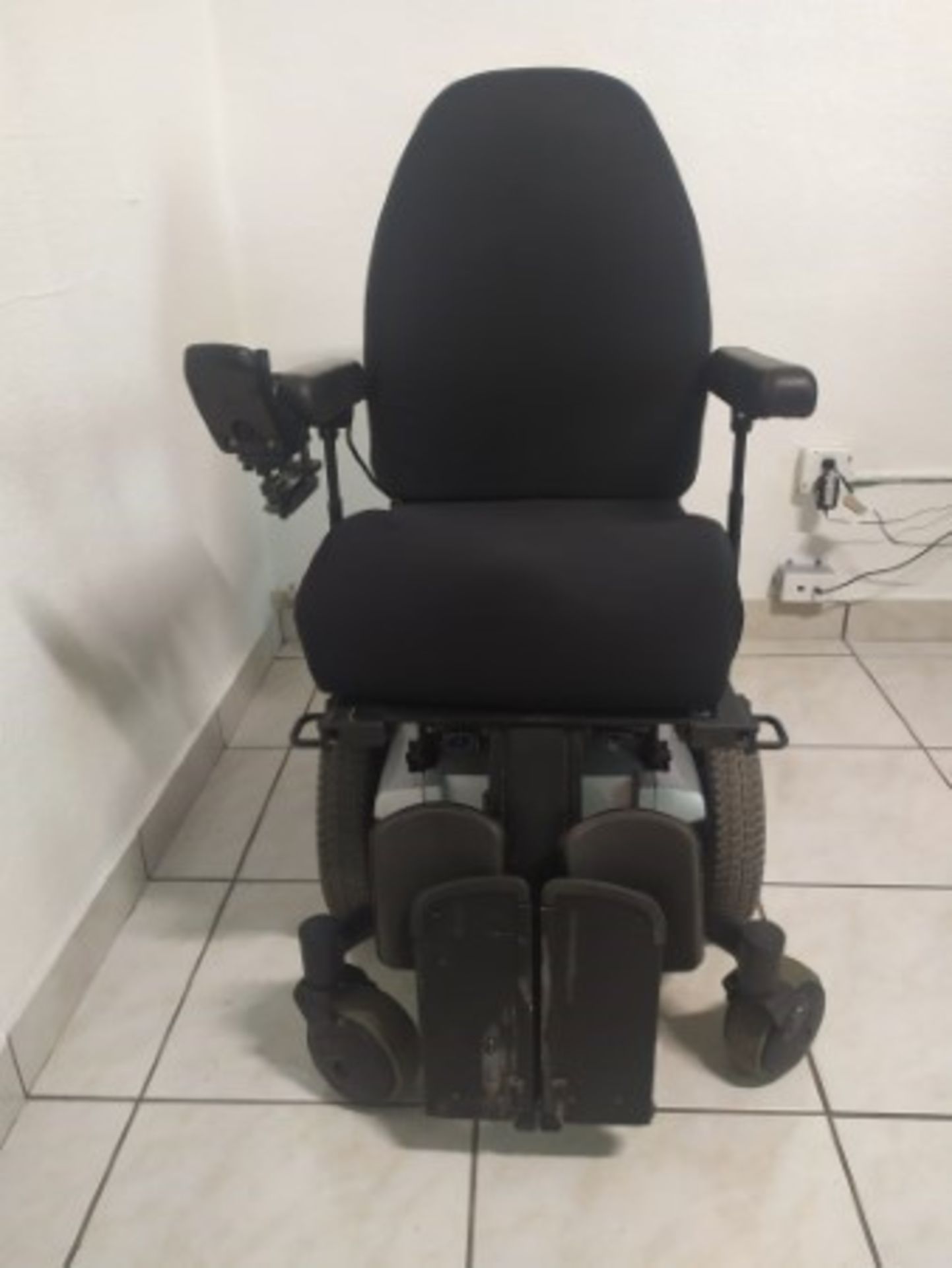 2011 QUANTUM Q6 EDGE 6-WHEEL REHAB POWER CHAIR WITH 2 JOYSTICK CONTROLS (PROBLEM IN BACK LIGHT OF JO - Image 3 of 7