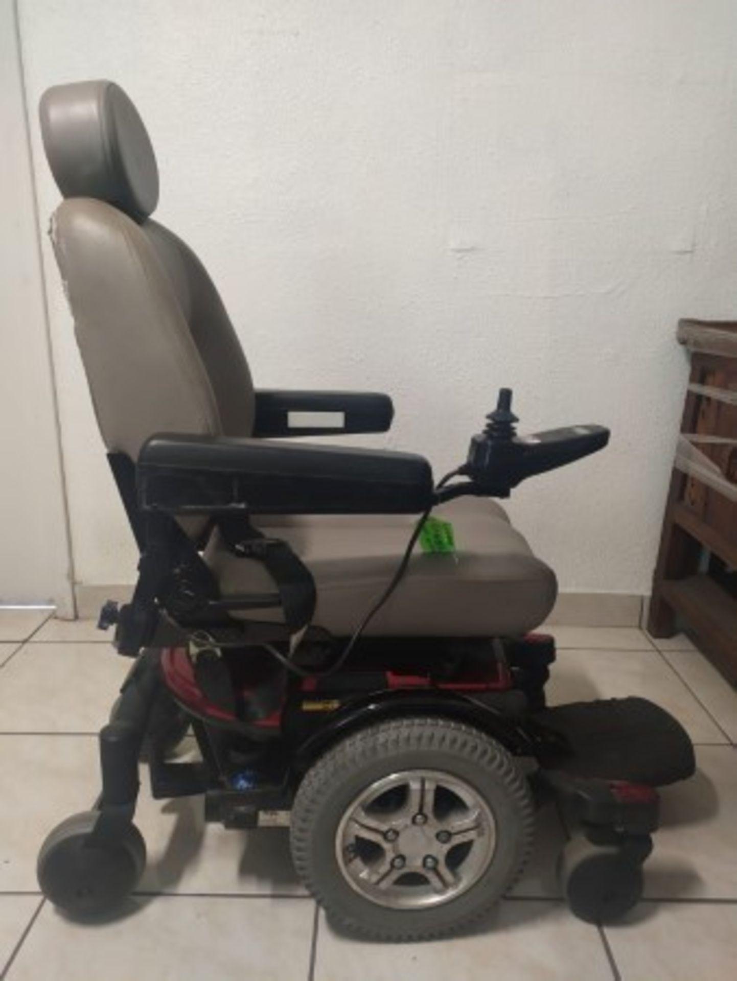 2017 QUANTUM 600 6-WHEEL POWER CHAIR WITH JOYSTICK CONTROL - RED - 400LB CAPACITY - SERIAL No. J5701 - Image 3 of 4