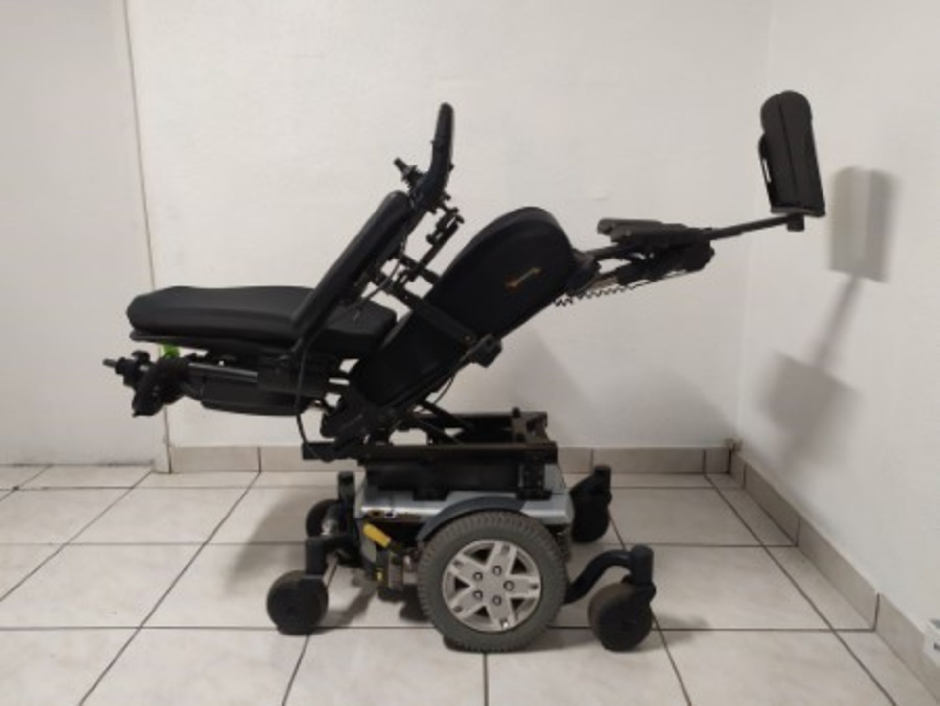 2011 QUANTUM Q6 EDGE 6-WHEEL REHAB POWER CHAIR WITH 2 JOYSTICK CONTROLS (PROBLEM IN BACK LIGHT OF JO - Image 7 of 7