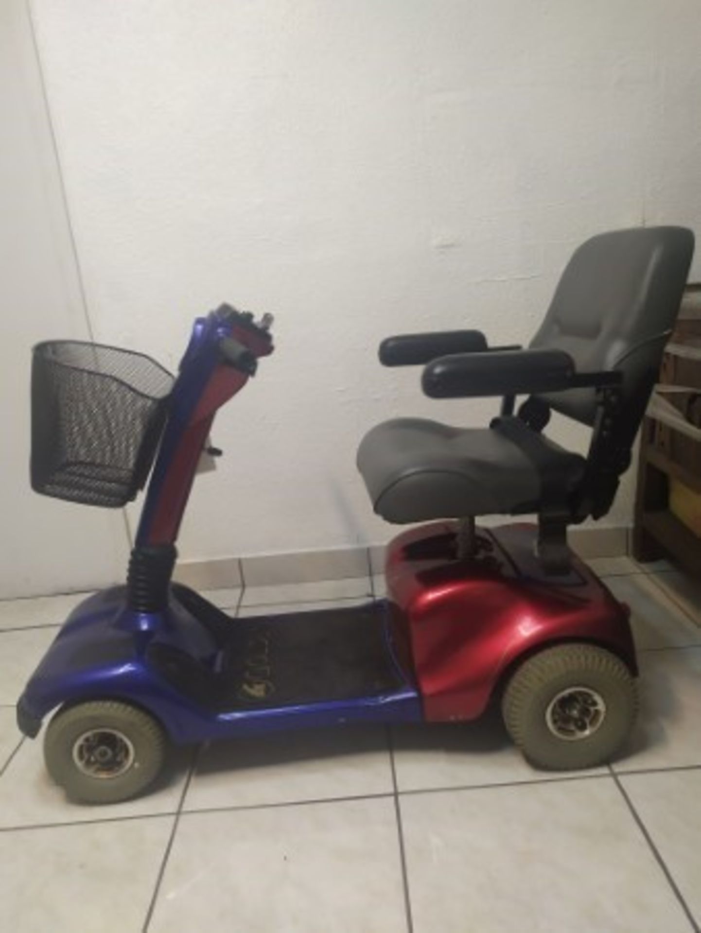 2019 GOLDEN COMPANION GC421 4-WHEEL SCOOTER WITH BUILT-IN CHARGER, BASKET & BATTERY - BLUE / RED - 4 - Image 5 of 5