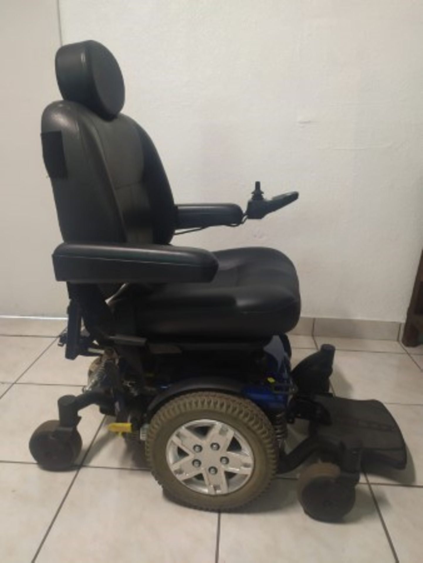 2016 QUANTUM Q6 EDGE 6-WHEEL POWER CHAIR WITH JOYSTICK CONTROL - BLUE - 300LB CAPACITY - SERIAL No. - Image 3 of 4