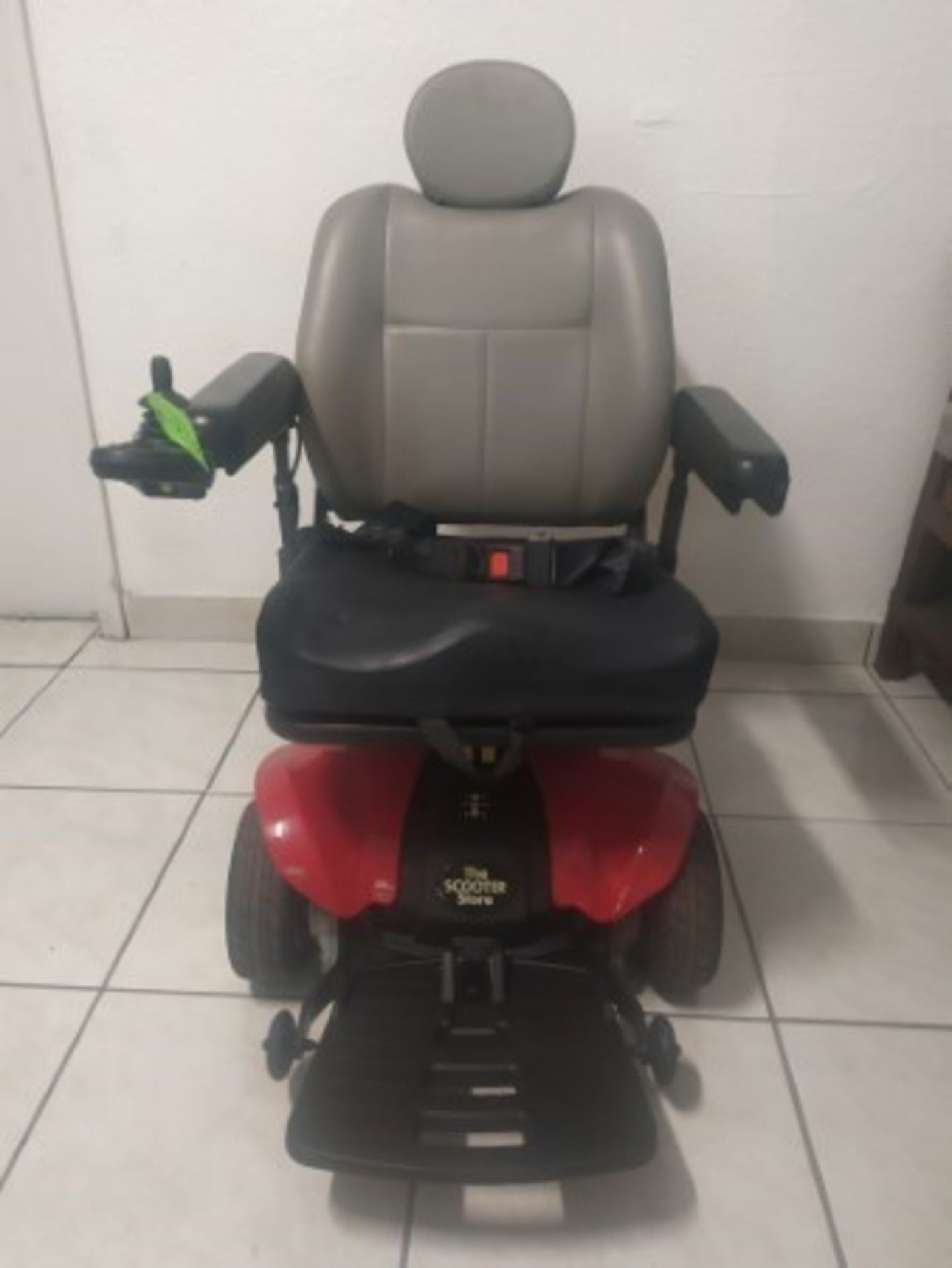 2015 PRIDE TSS300 6-WHEEL POWER CHAIR WITH JOYSTICK CONTROL - RED - 300LB CAPACITY - SERIAL No. JB10 - Image 2 of 4