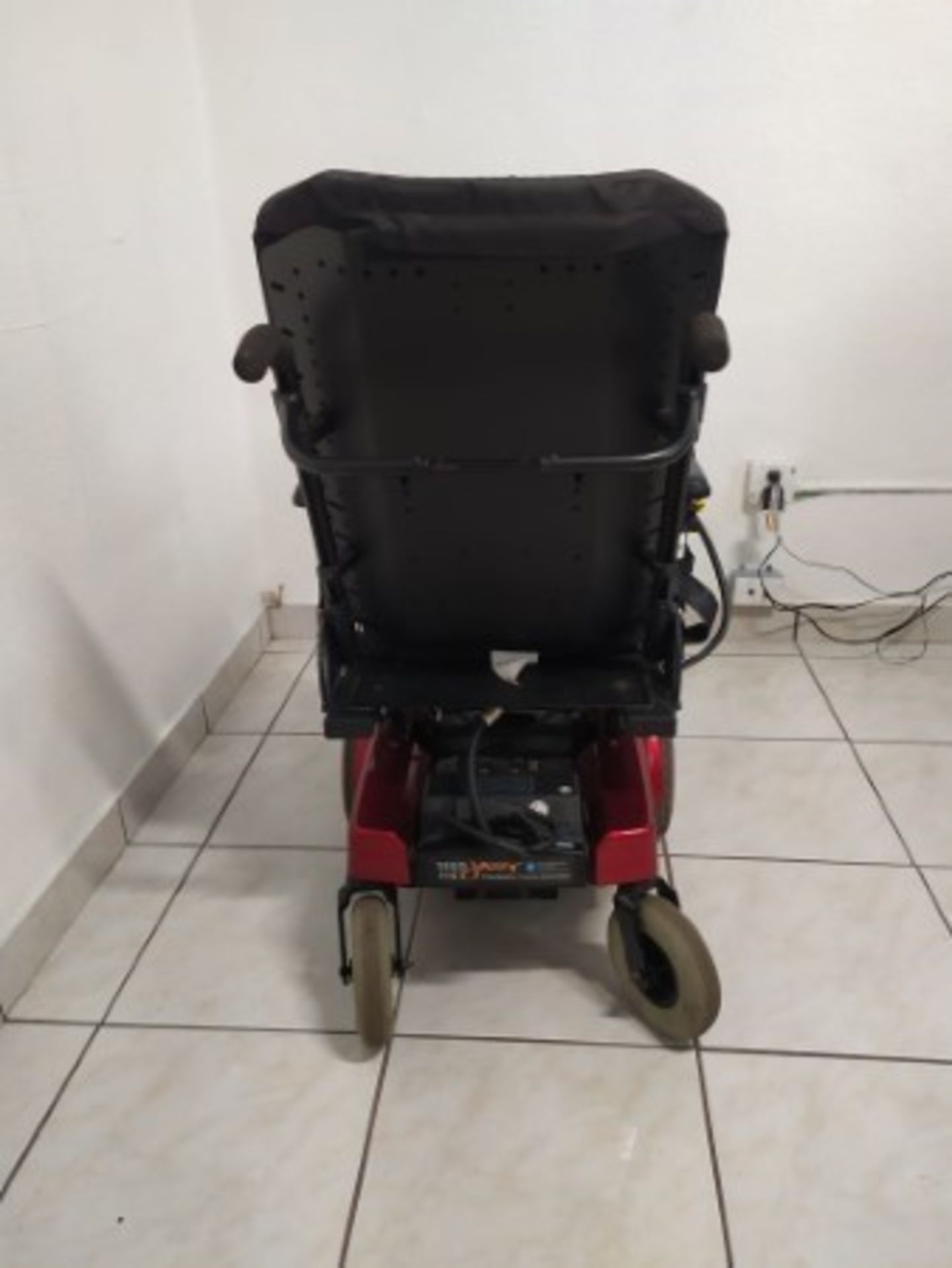 2014 PRIDE JAZZY 1113 6-WHEEL POWER CHAIR - RED - 250LB CAPACITY - SERIAL No. J3626114059020 (CHARGE - Image 4 of 4