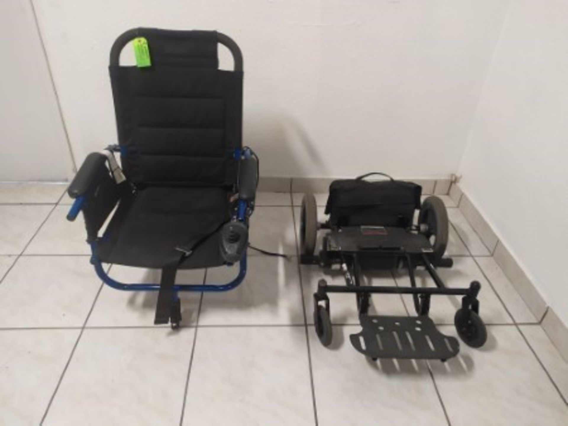 2003 INVACARE ATM1816B 4-WHEEL POWER CHAIR - DISASSEMBLABLE - BLACK WITH BLUE - 250LB CAPACITY - SE - Image 5 of 6