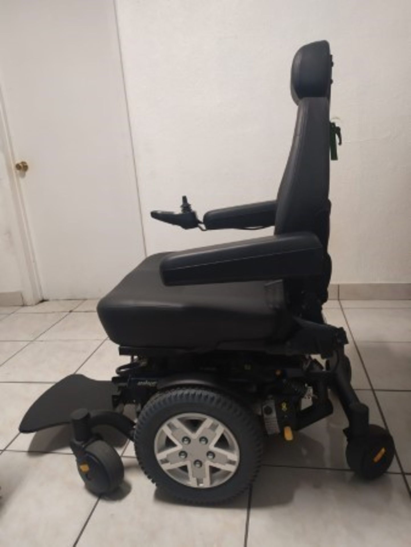 2017 QUANTUM EDGE HD 6-WHEEL POWER CHAIR WITH JOYSTICK CONTROL - BLUE - 450LB CAPACITY - SERIAL No.