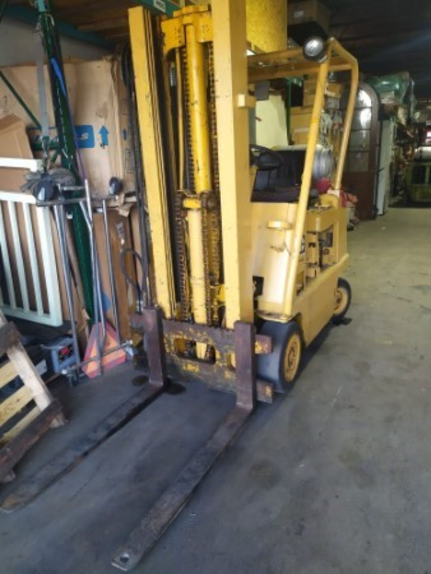 CATERPILLAR T40B FORKLIFT - LPG - 4,000LB CAPACITY - 3-STAGE - SERIAL No. 4N2252 - Image 3 of 4